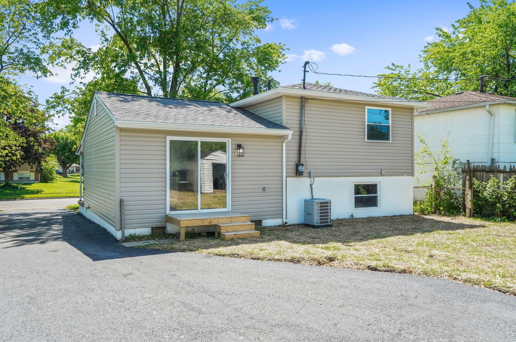 3827 Edendale Rd, Columbus OH  43207-4121 exterior