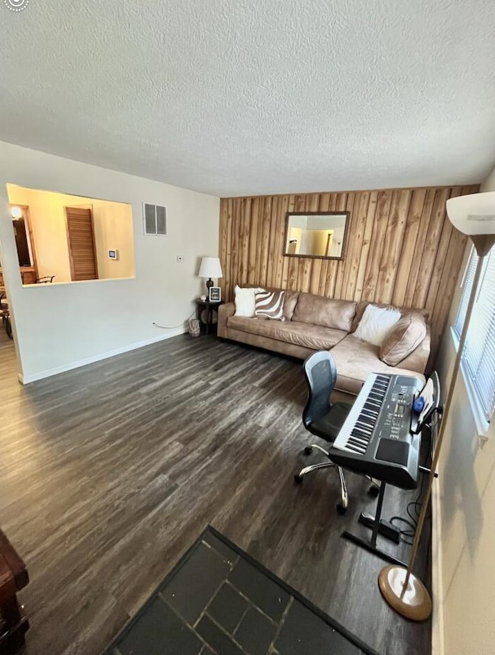 4957 Labelle Dr, Columbus, OH 43232-4536