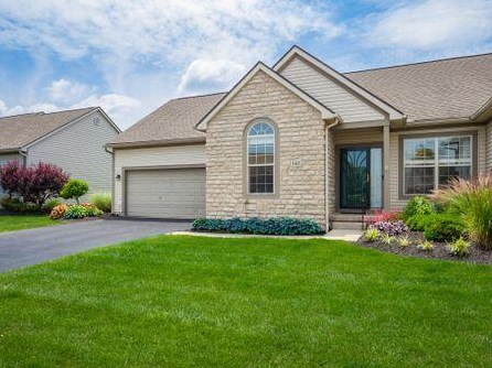 185 Pebble Creek Dr, Pataskala, OH 43062
