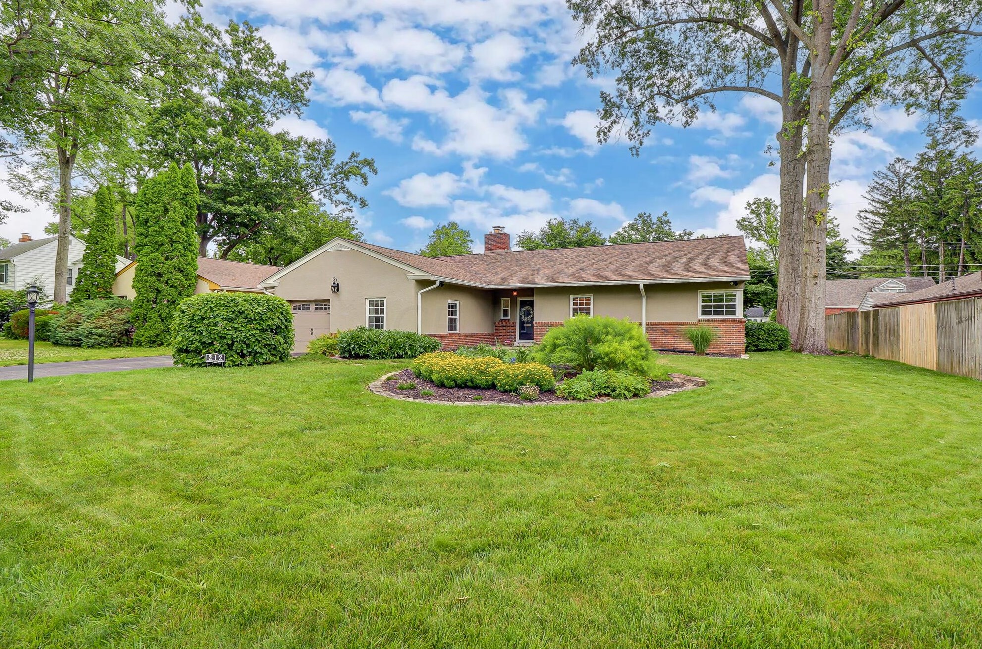 212 Gould Rd, Columbus, OH 43209-1548