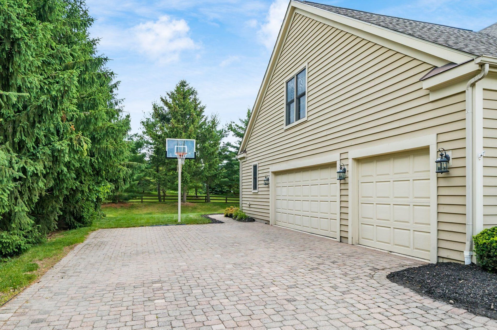 6209 Balmoral Dr, Dublin OH  43017-8595 exterior