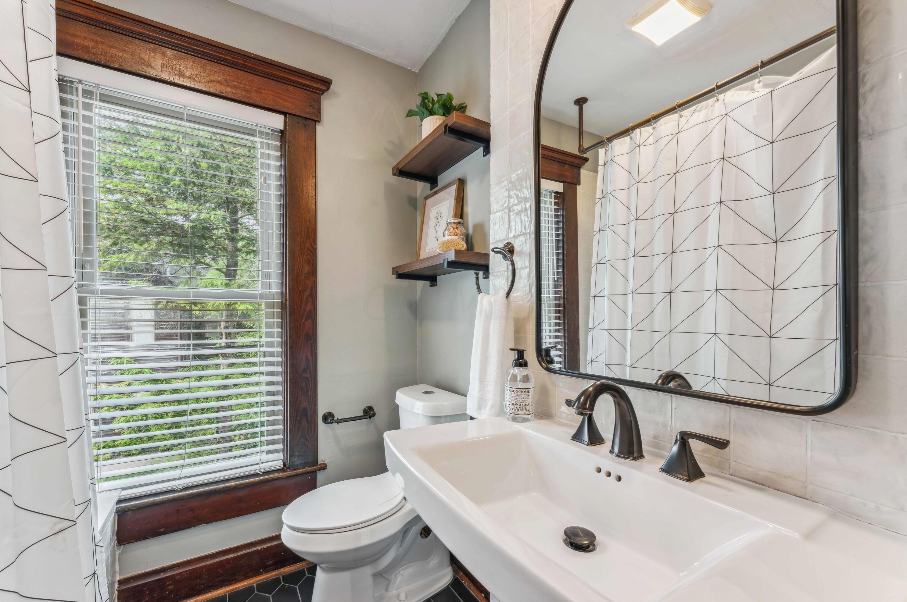 664 9 St, Columbus OH 43215-3972 exterior