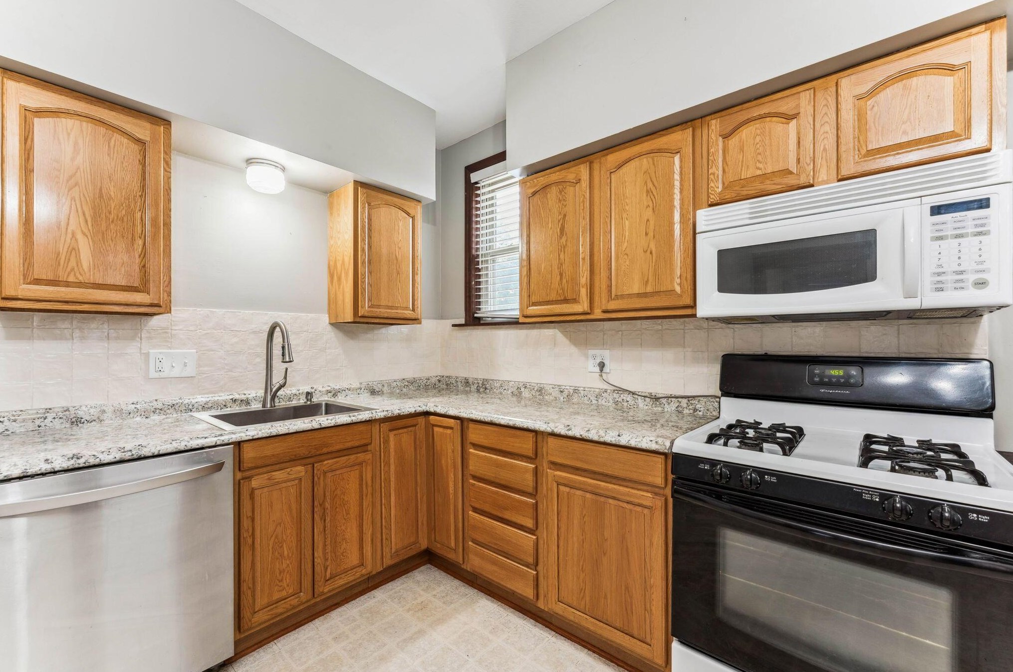 664 9 St, Columbus OH 43215-3972 exterior