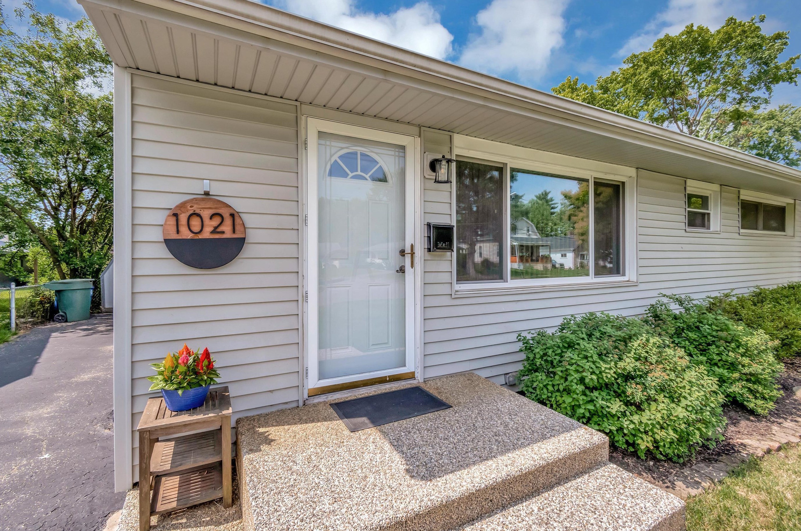 1021 Lenore Ave, Columbus, OH 43224-3352