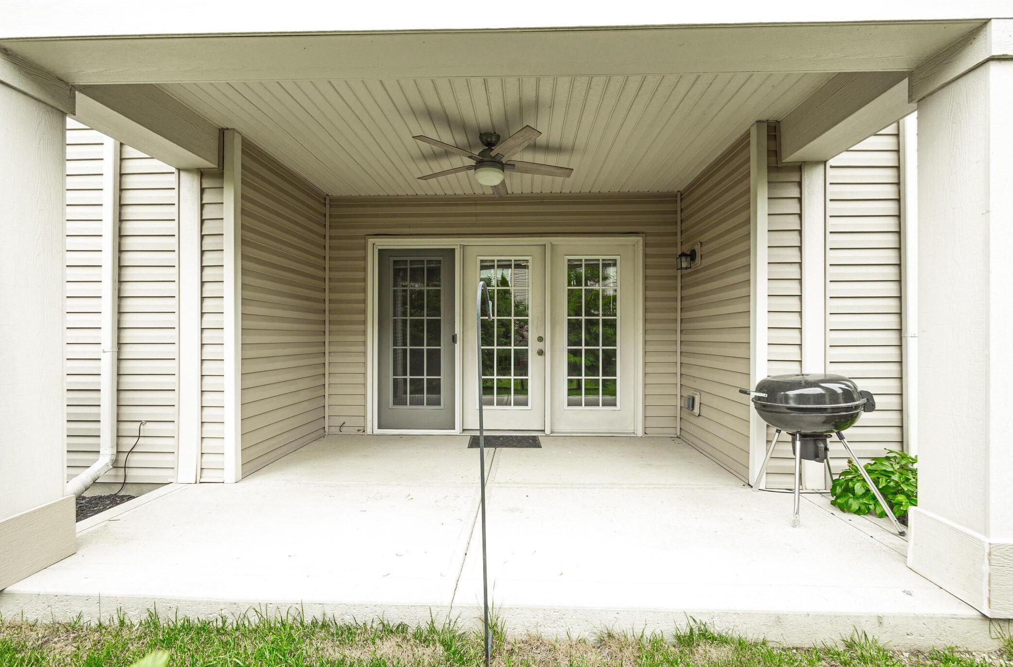 1417 Carylake Cir, Columbus OH  43240-4075 exterior