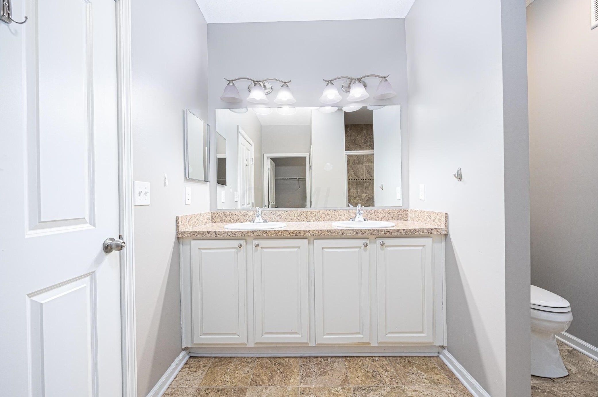 1417 Carylake Cir, Columbus OH  43240-4075 exterior