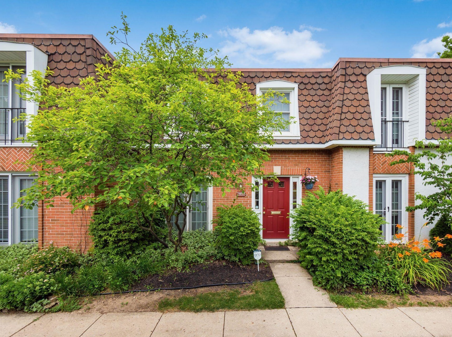 2853 Chateau Cir, Columbus OH  43221-2558 exterior