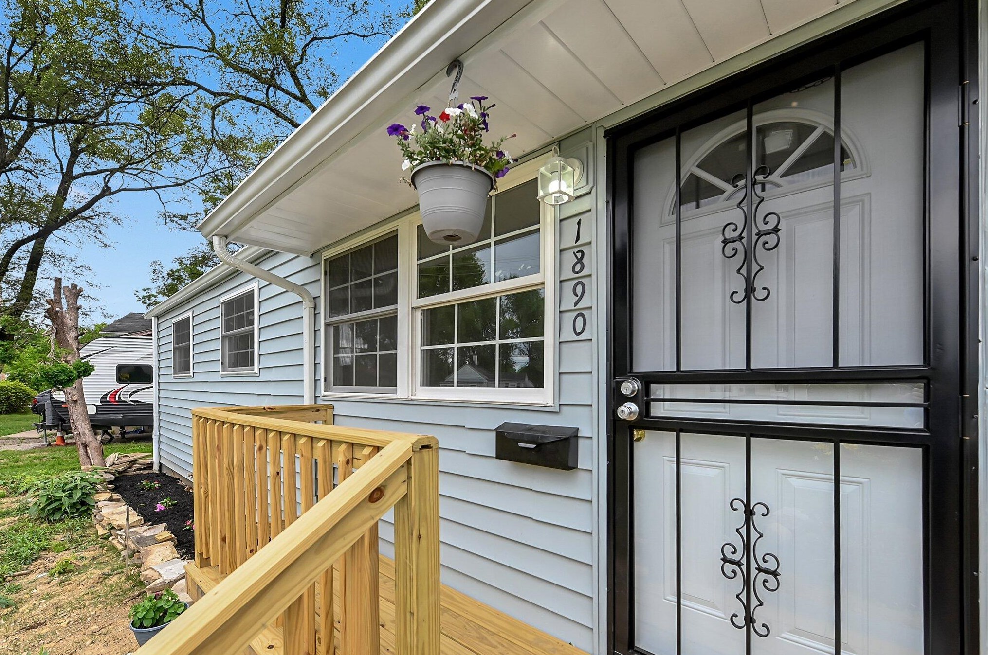 1890 Zettler Rd, Columbus OH  43227-3457 exterior