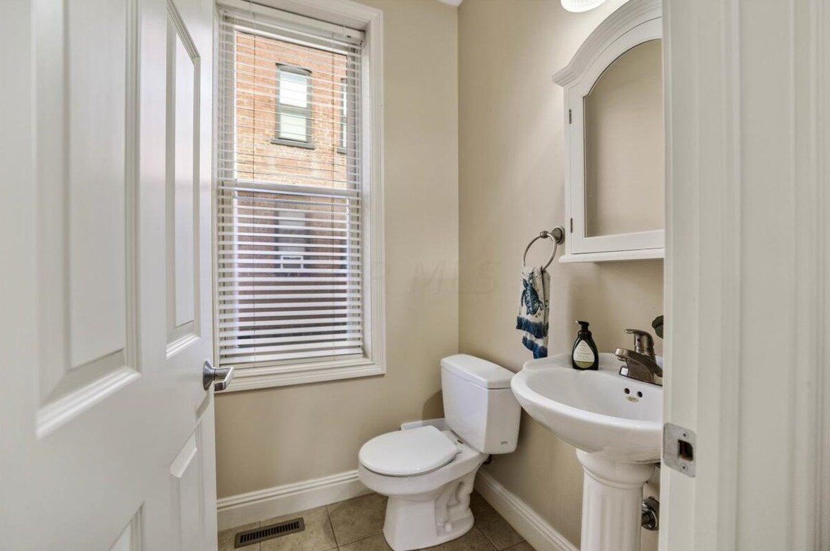 60 Buttles Ave, Columbus OH  43215-1451 exterior