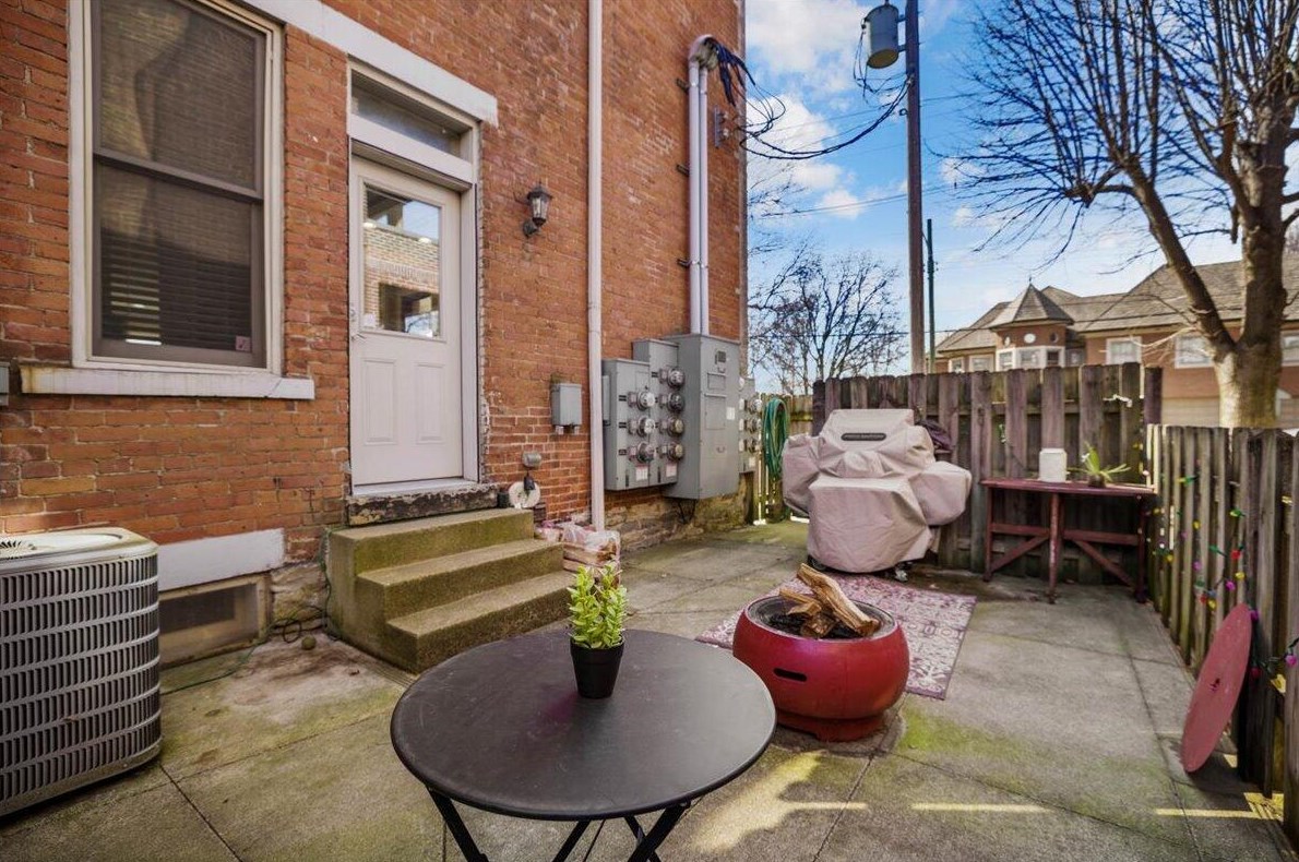 60 Buttles Ave, Columbus OH  43215-1451 exterior