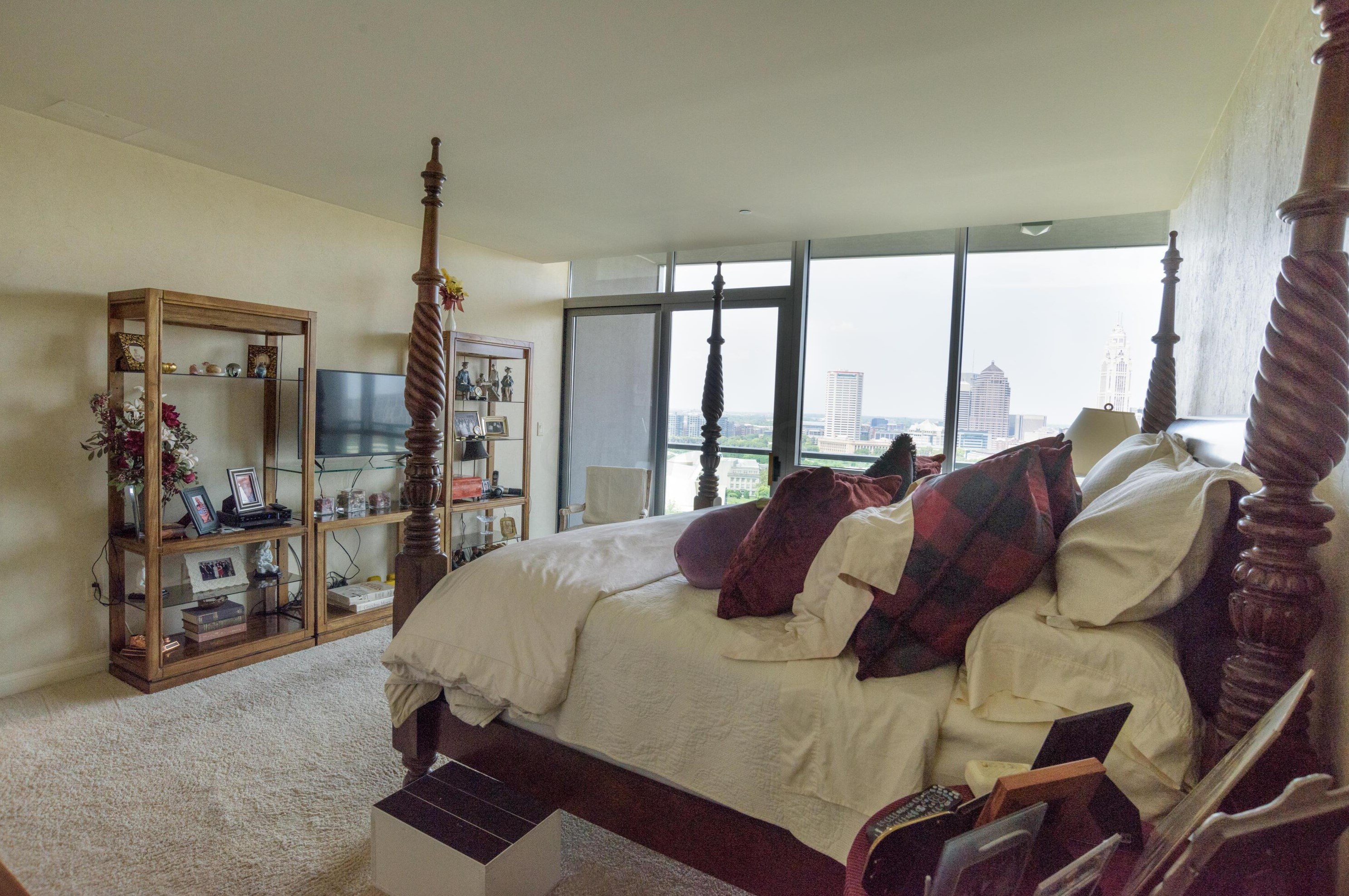 1 Miranova Pl, Columbus OH  43215-5072 exterior