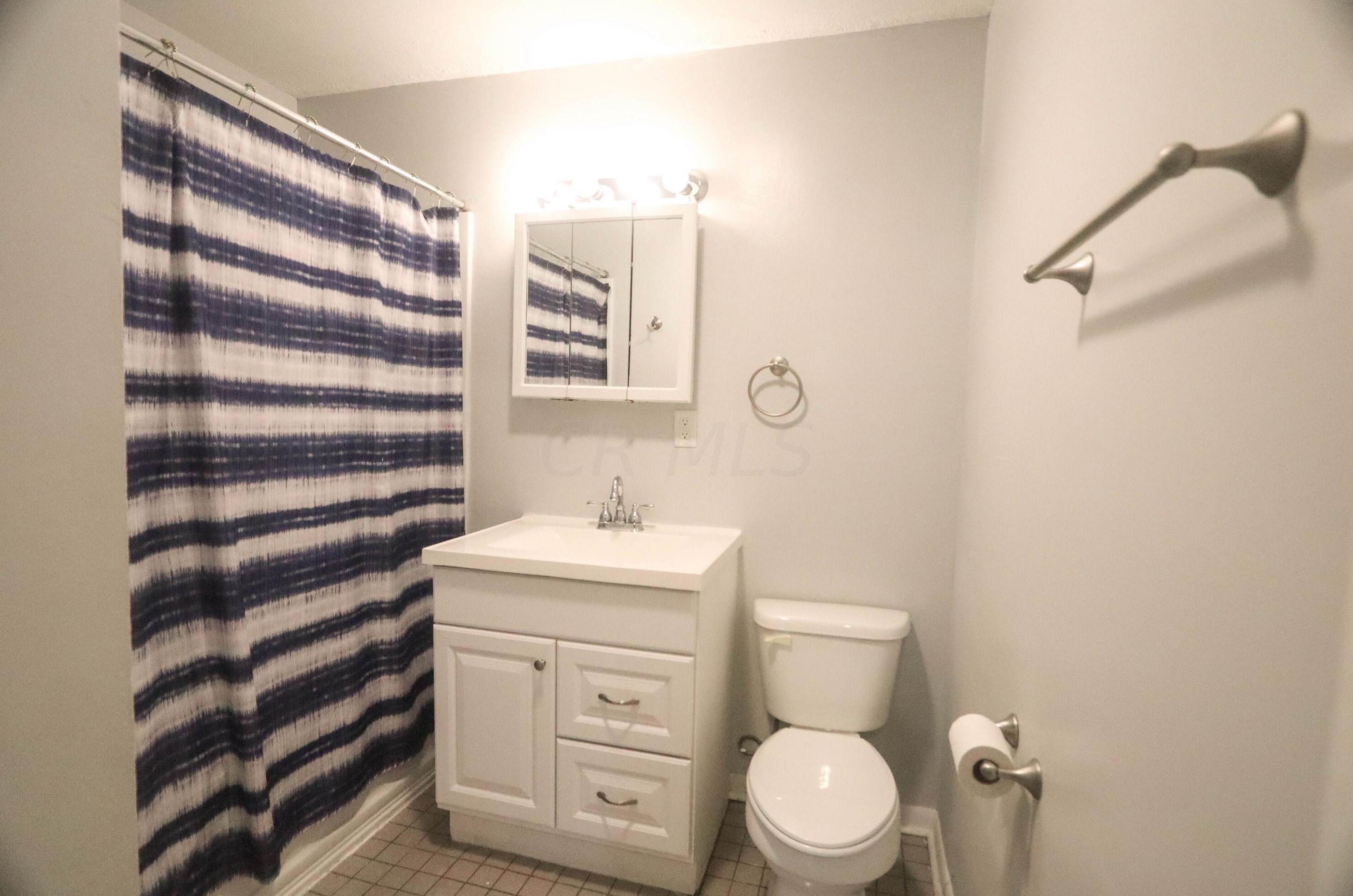 825 Higbee Dr, Columbus OH 43207 exterior