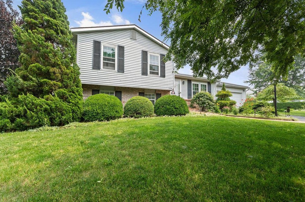 1216 Kriswood Ln, Columbus, OH 43228-3463
