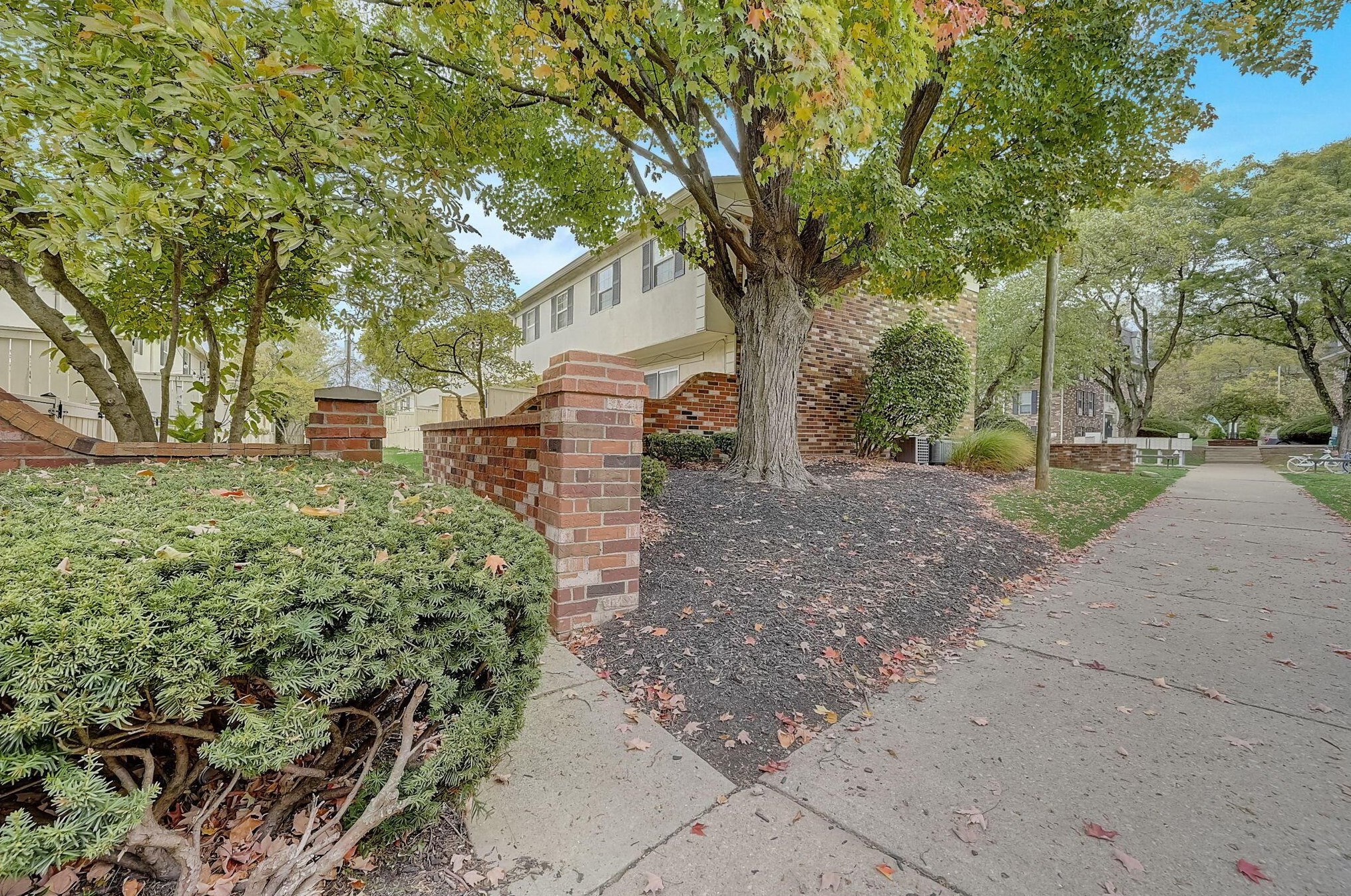 2585 Olde Hill Ct, Columbus OH  43221-3678 exterior