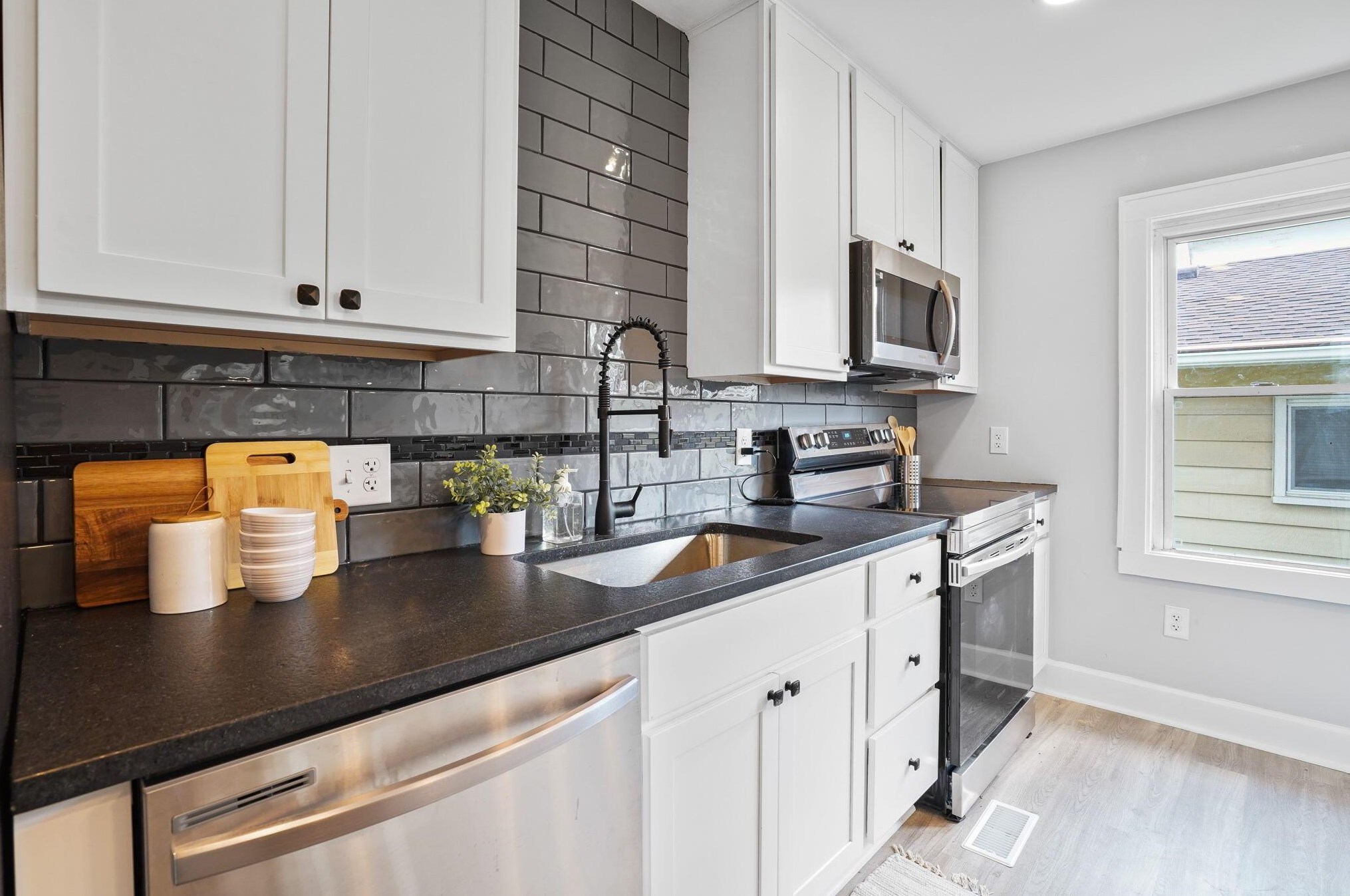 1176 Sidney St, Columbus OH  43201-2954 exterior