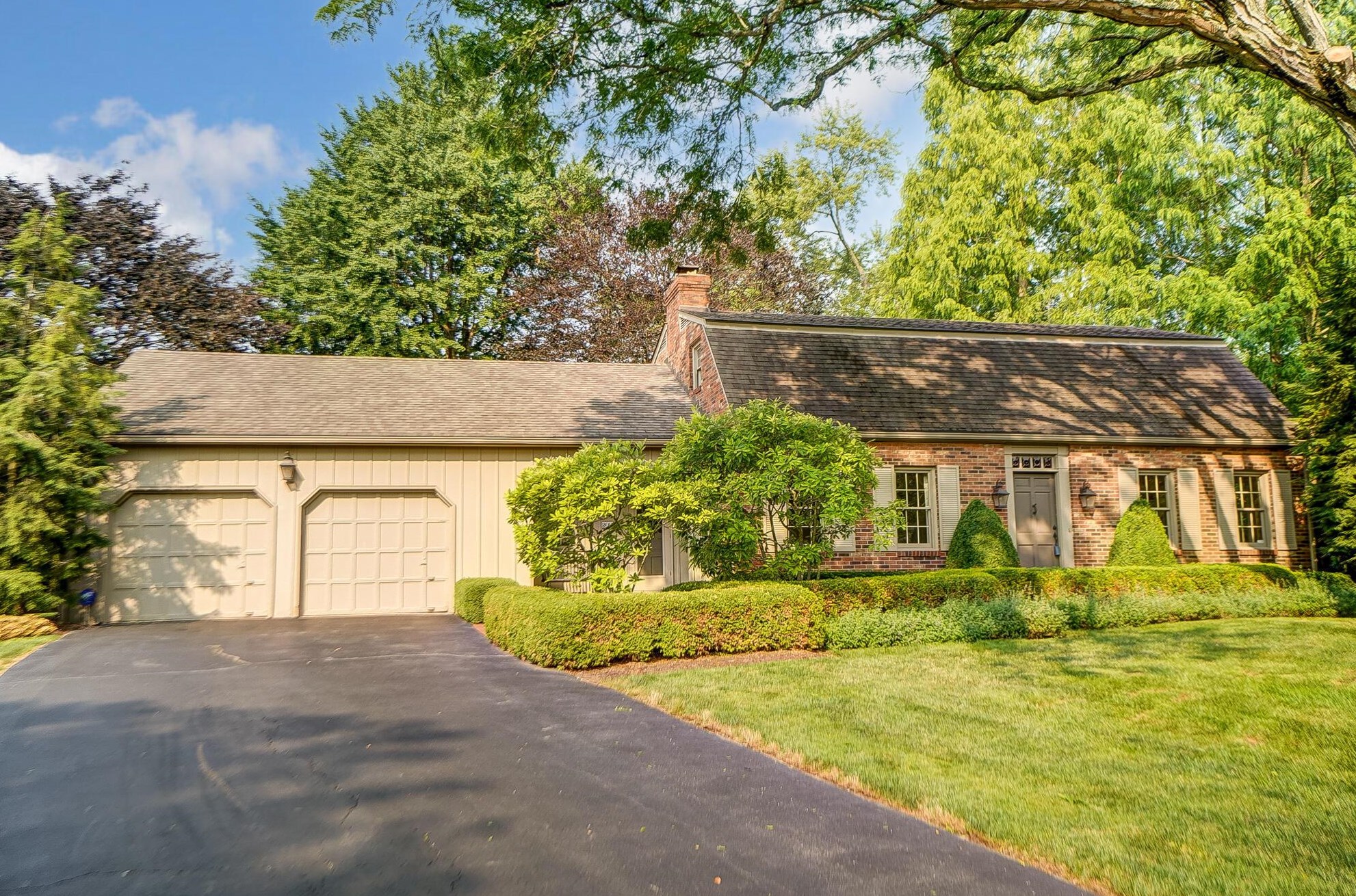 2011 Pevensey Ct, Columbus, OH 43220-4819