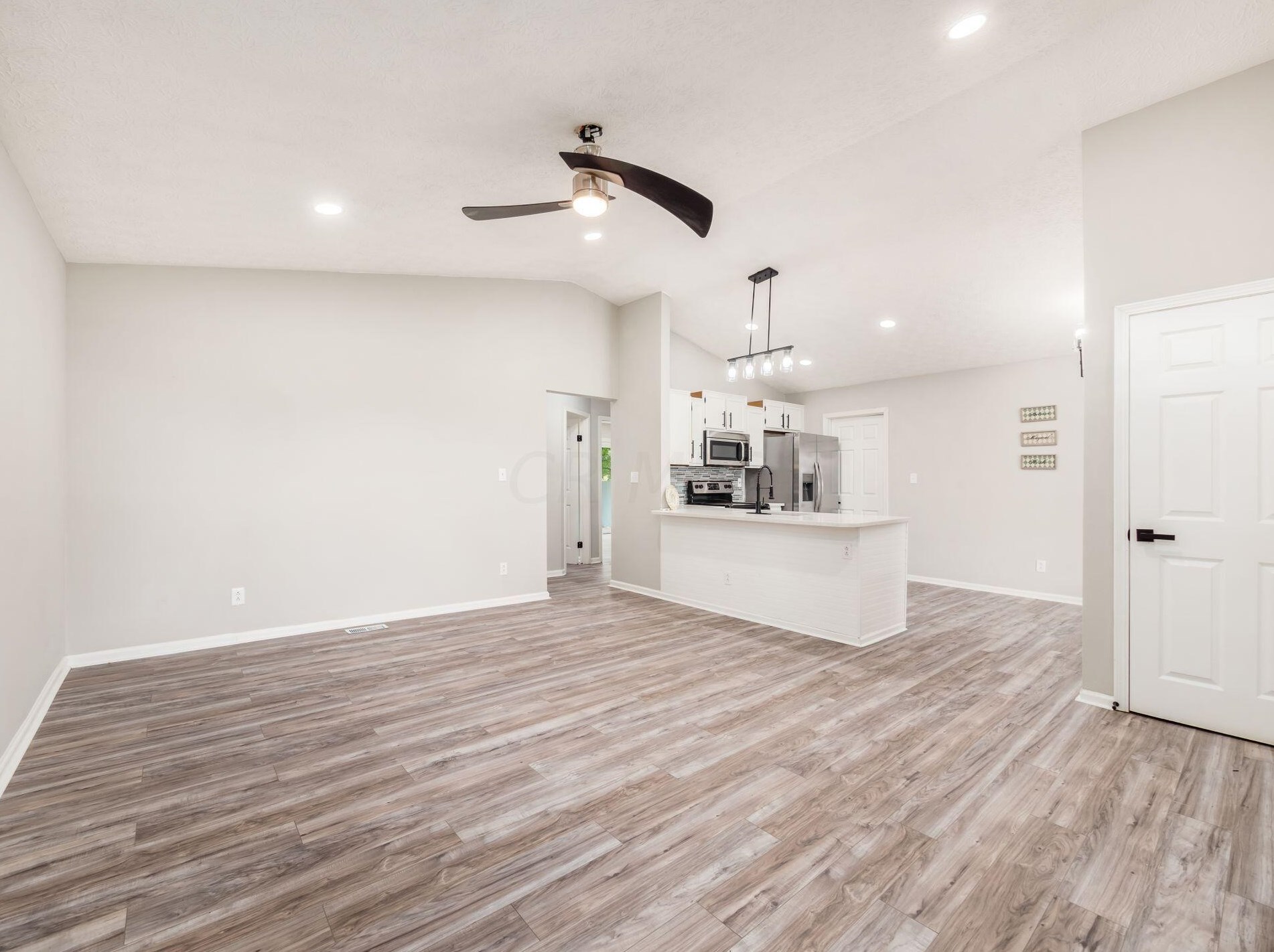 2452 Billingsley Rd, Columbus OH 43235-1922 exterior