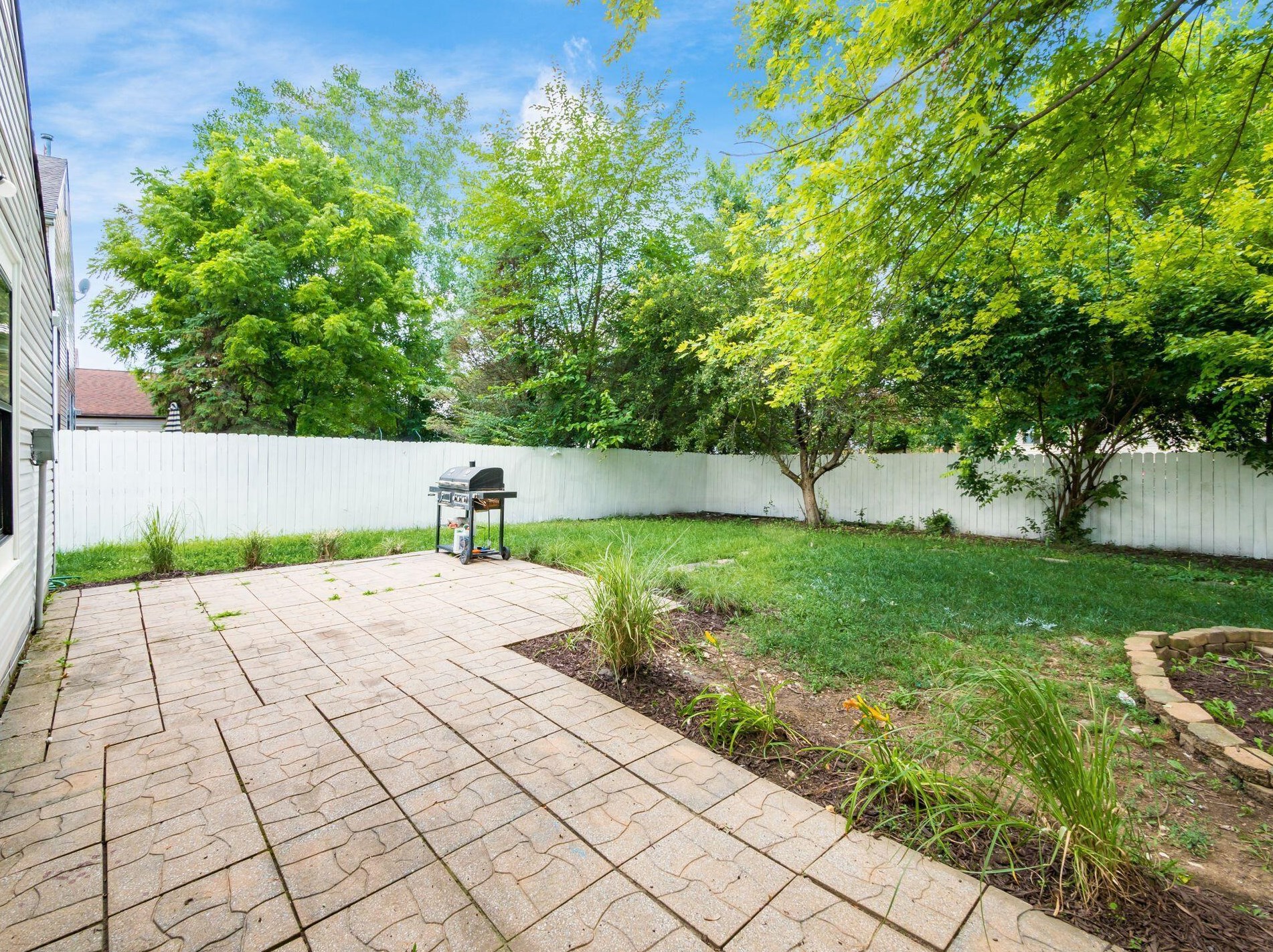 2452 Billingsley Rd, Columbus OH 43235-1922 exterior