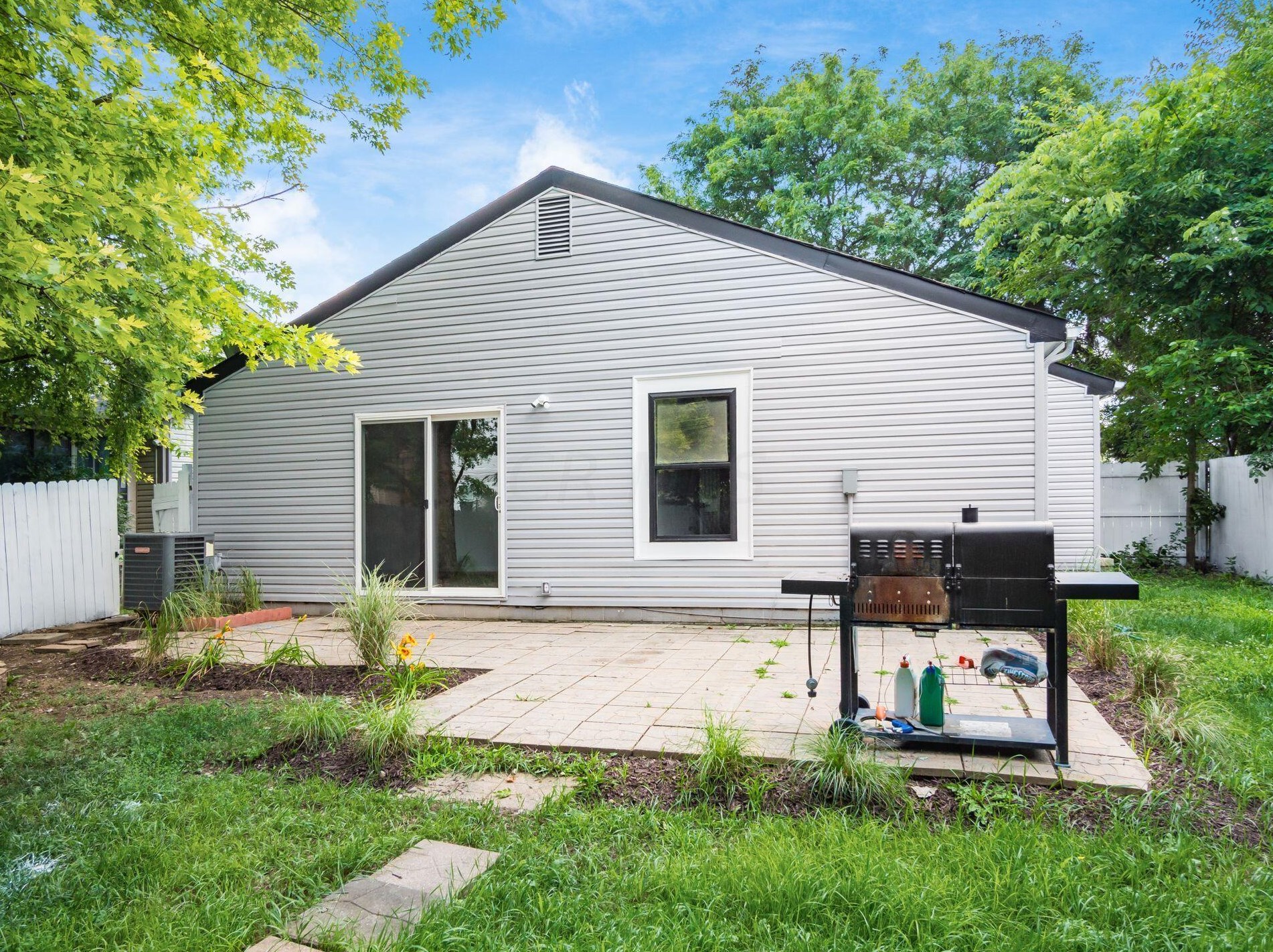 2452 Billingsley Rd, Columbus OH 43235-1922 exterior