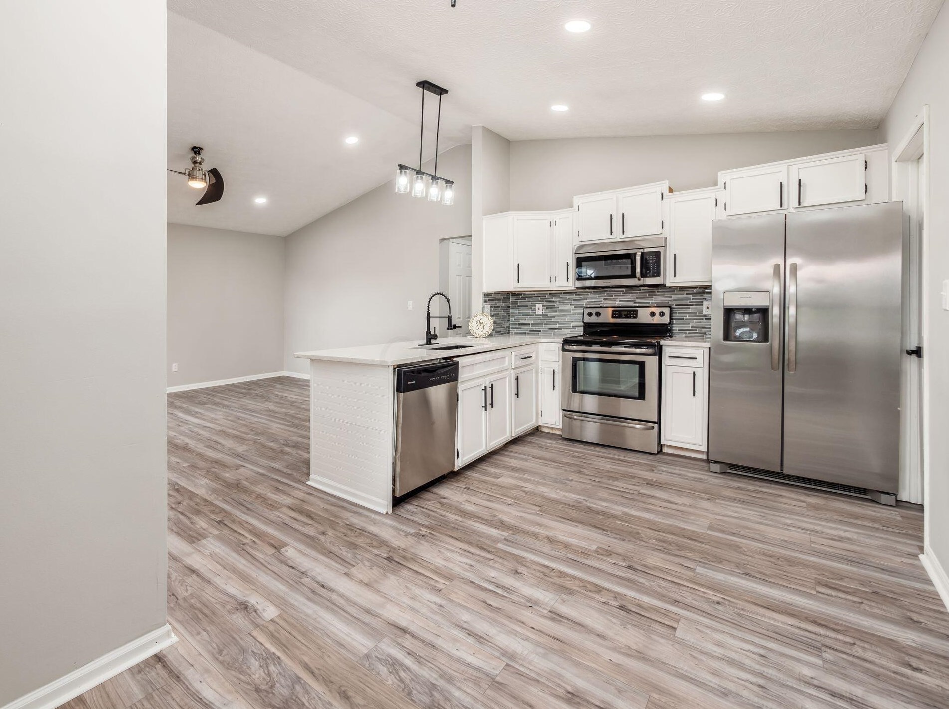 2452 Billingsley Rd, Columbus OH 43235-1922 exterior