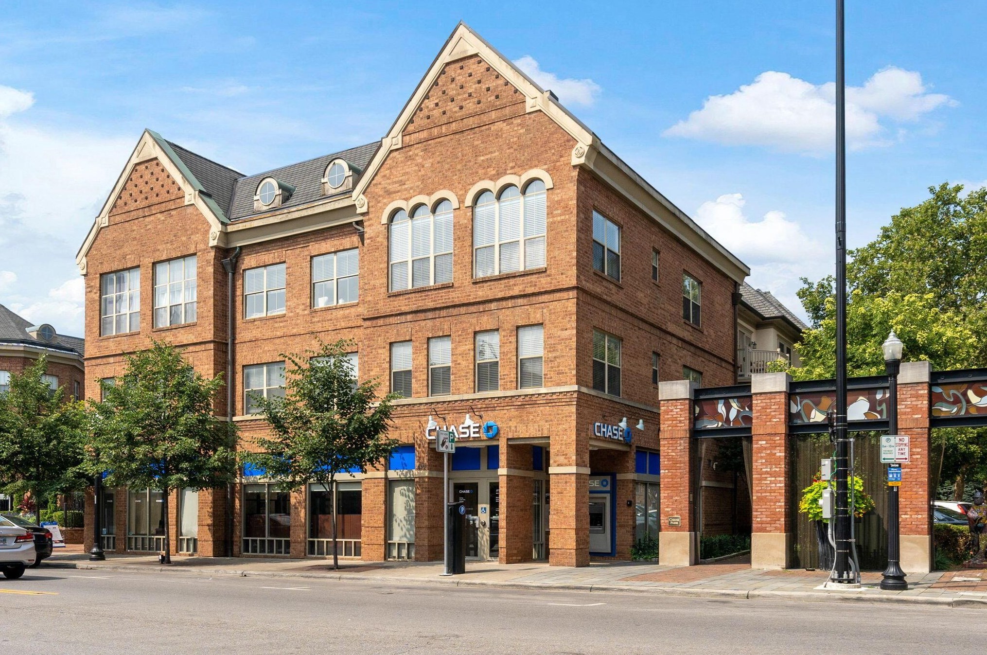 3 Lincoln St, Columbus OH  43215-1673 exterior