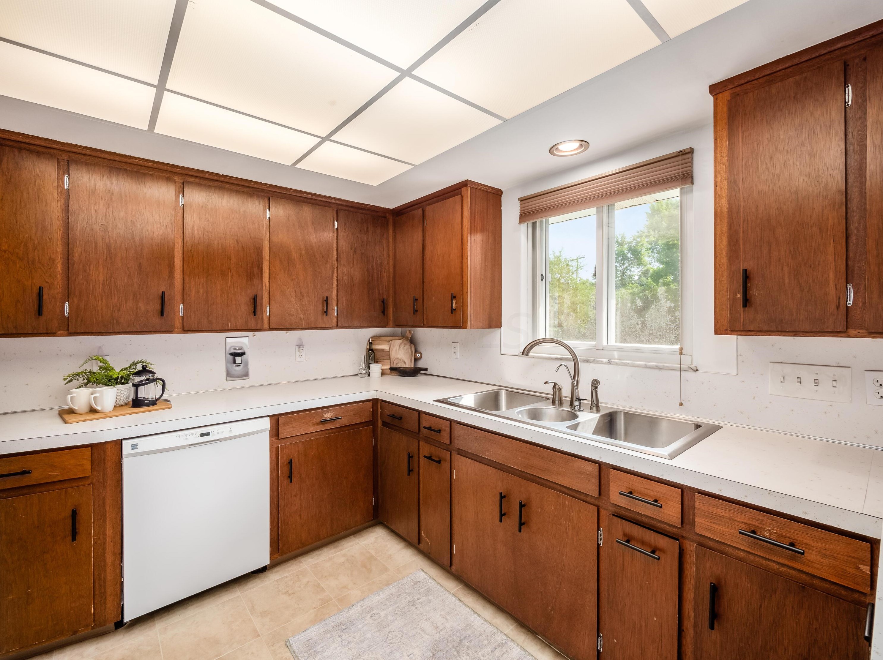 1486 Hickory Run Dr, Columbus OH 43204-1517 exterior