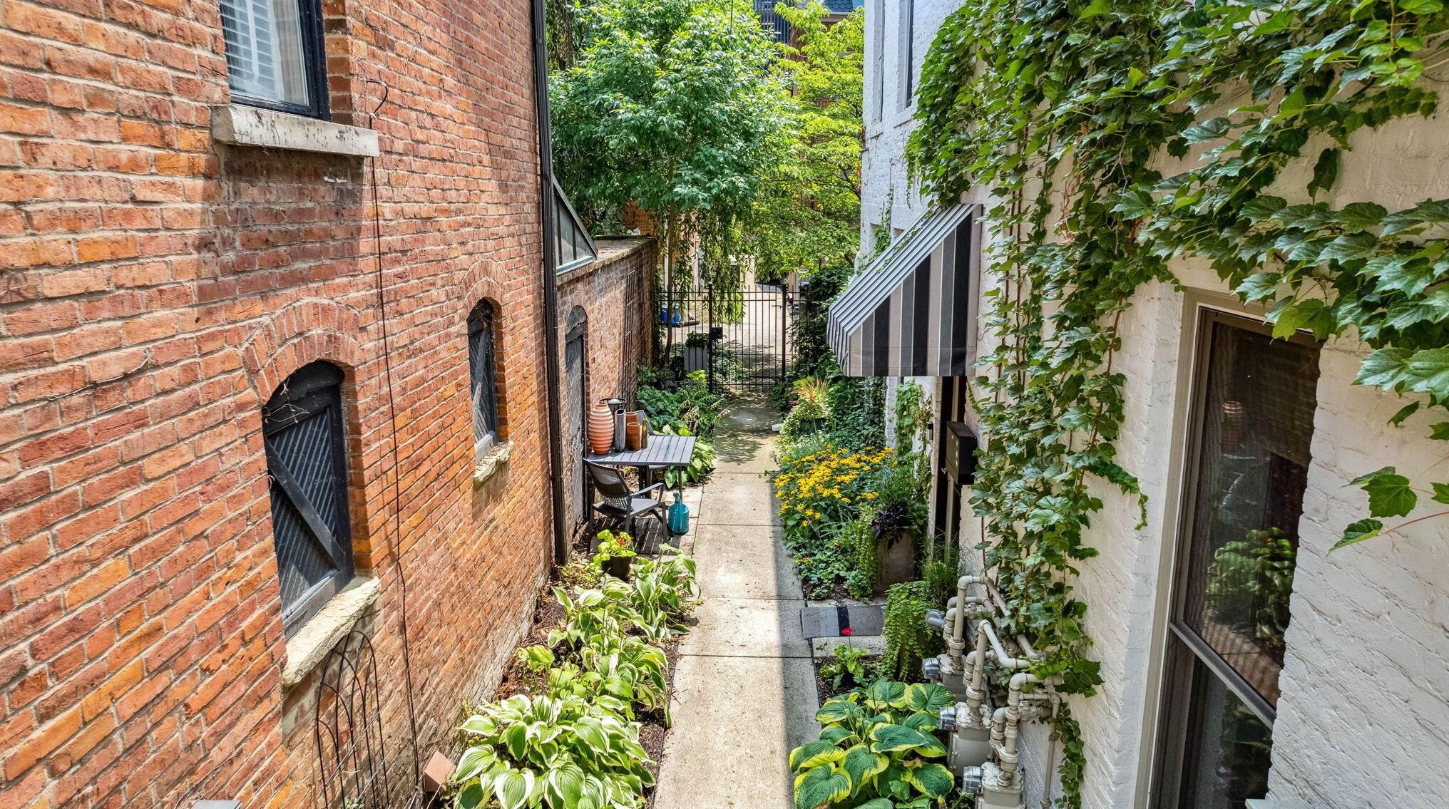 393 Library Park Ct, Columbus OH exterior