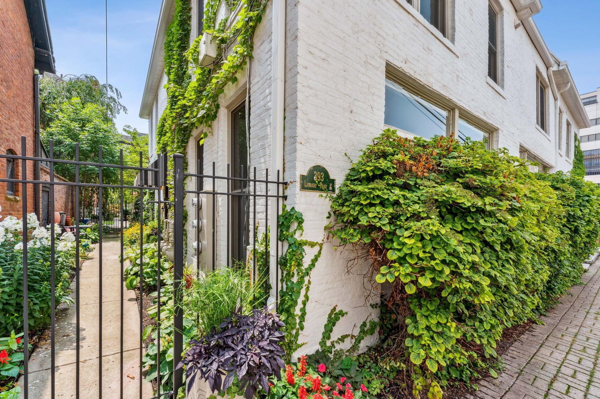 393 Library Park Ct, Columbus OH exterior