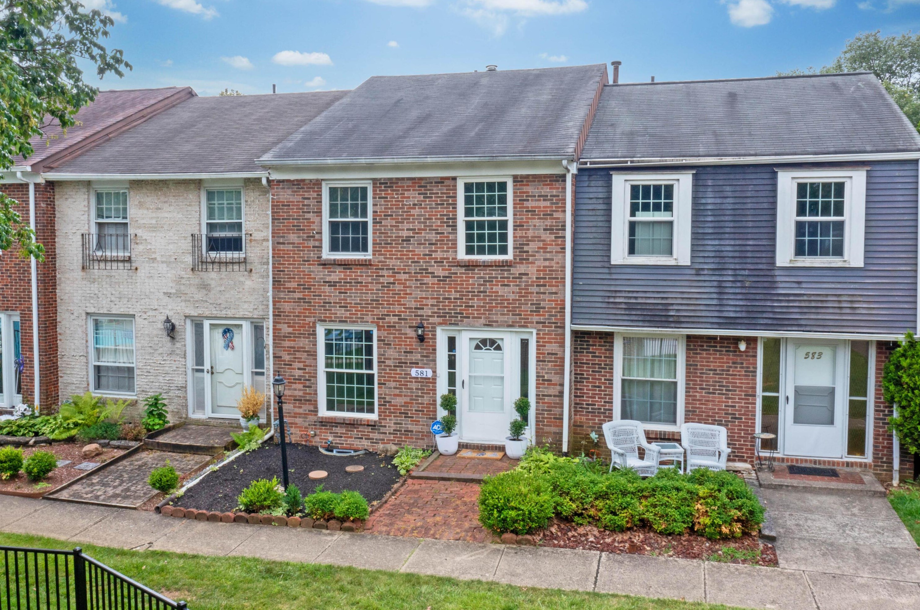 581 Dlyn St, Columbus, OH 43228-2521