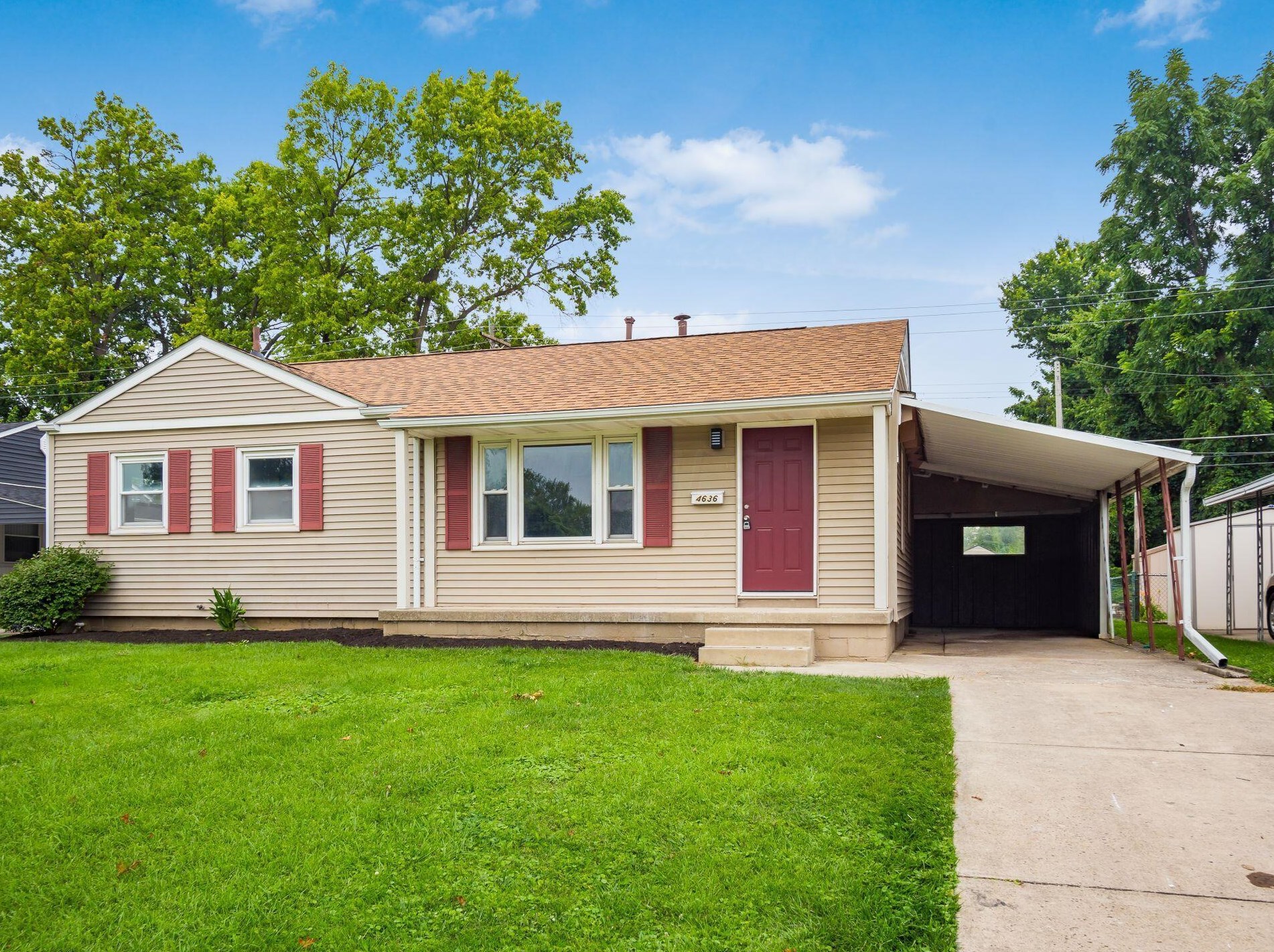 4636 Ludington Rd, Columbus, OH 43227-1325