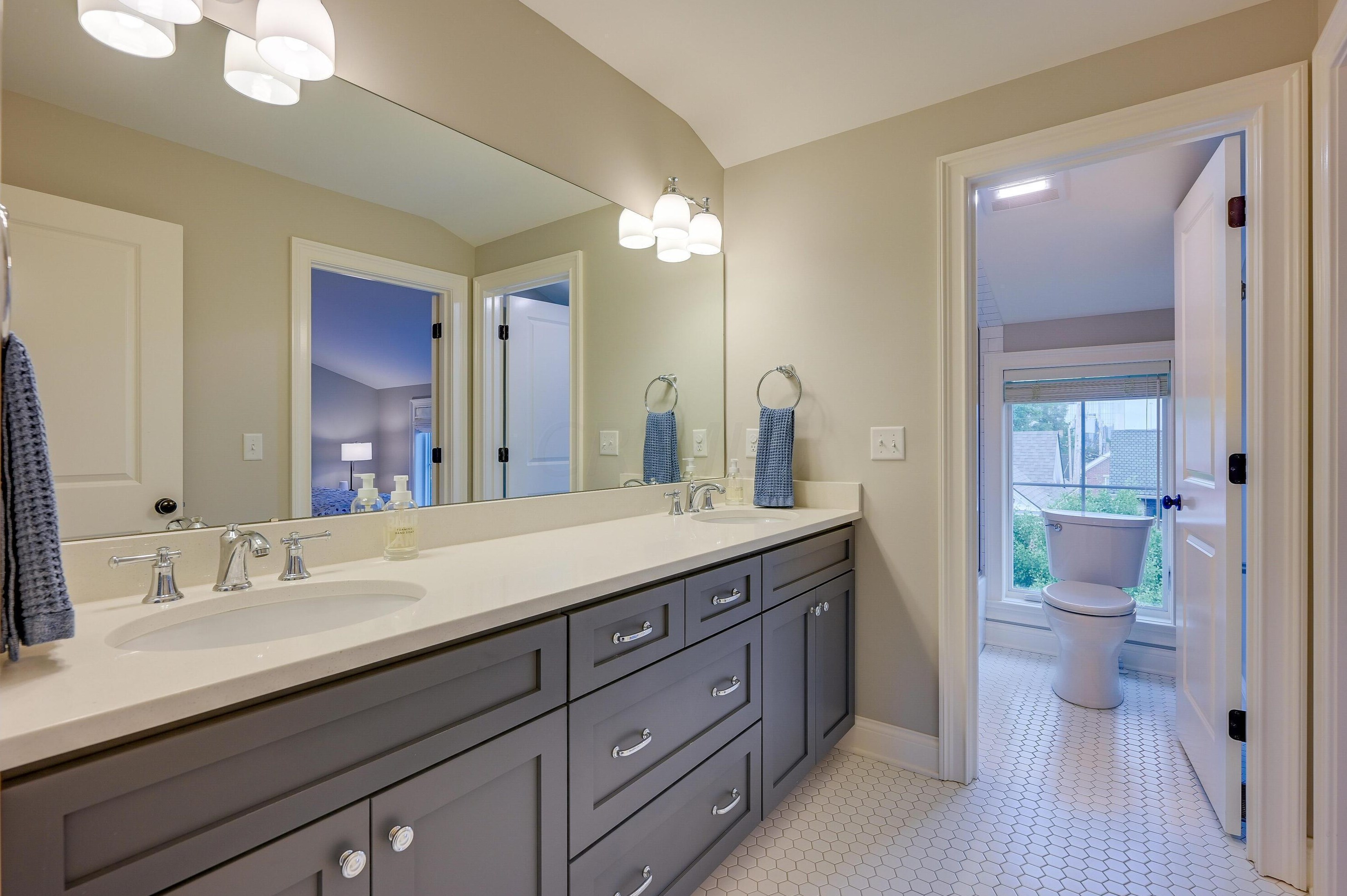 445 Beck St, Columbus OH 43215-5727 exterior