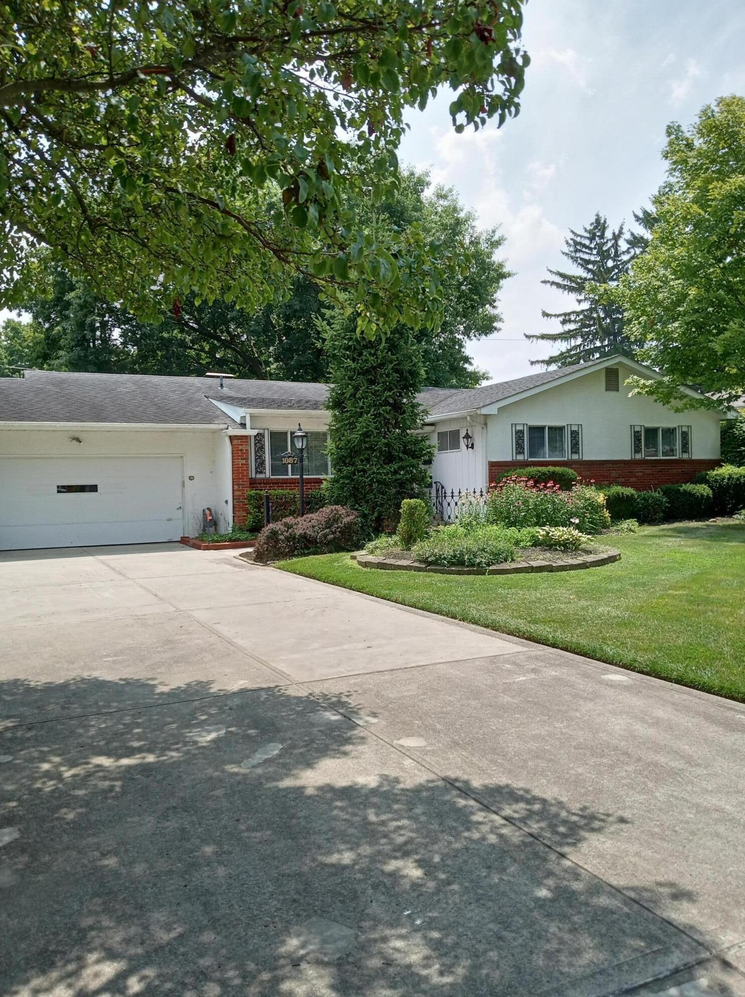 1087 Parkleigh Rd, Columbus, OH 43220-4041