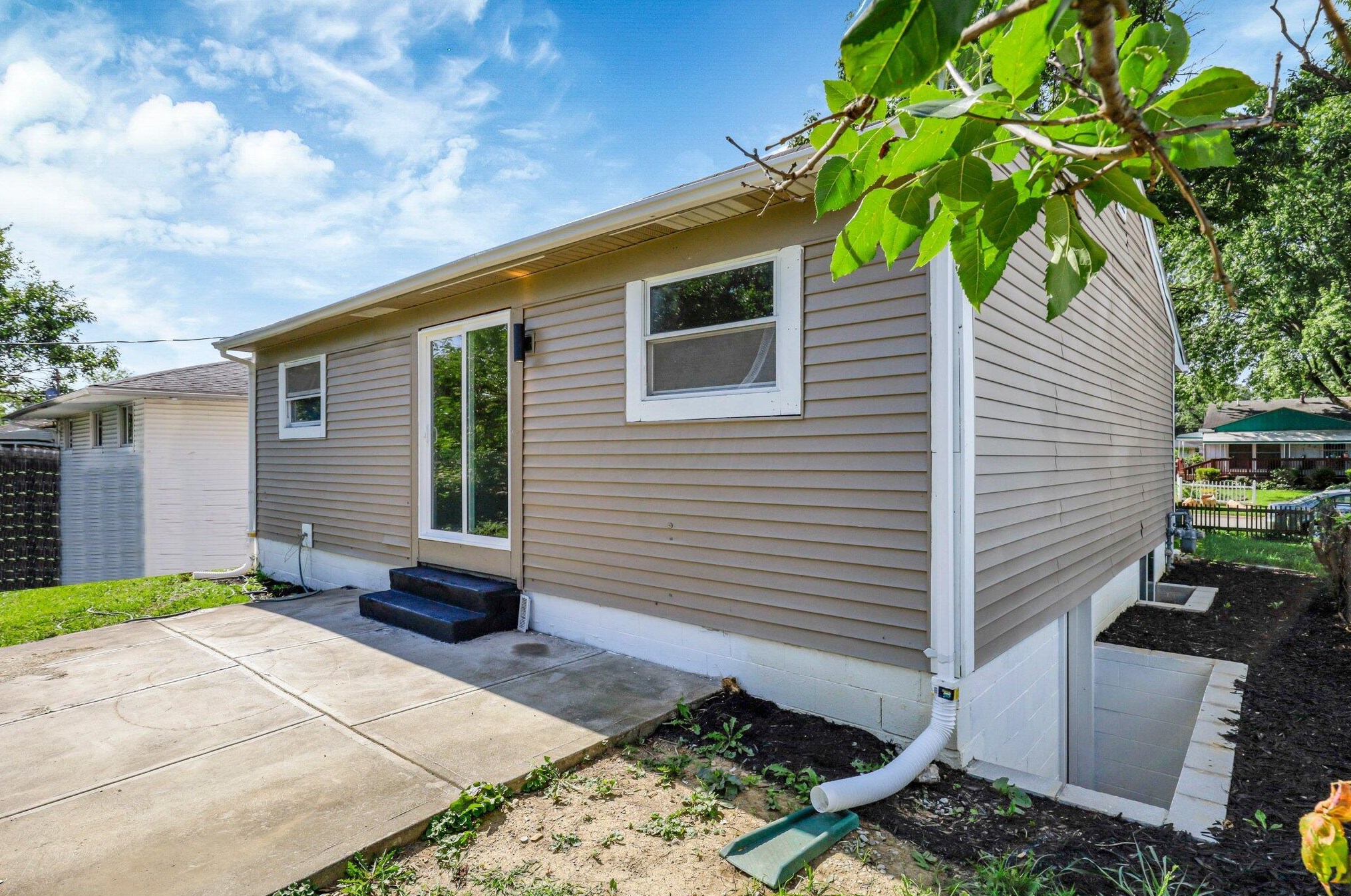 1592 Jonathan Dr, Columbus OH 43207-2735 exterior