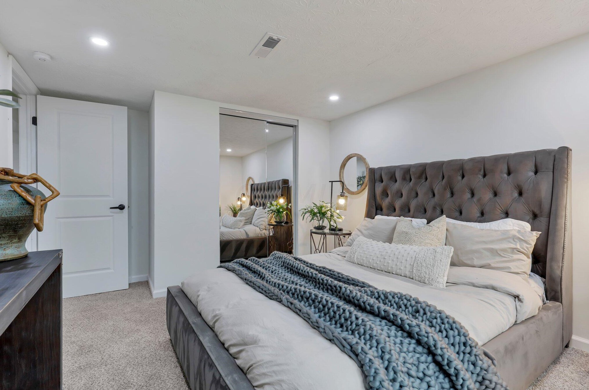 1592 Jonathan Dr, Columbus OH 43207-2735 exterior