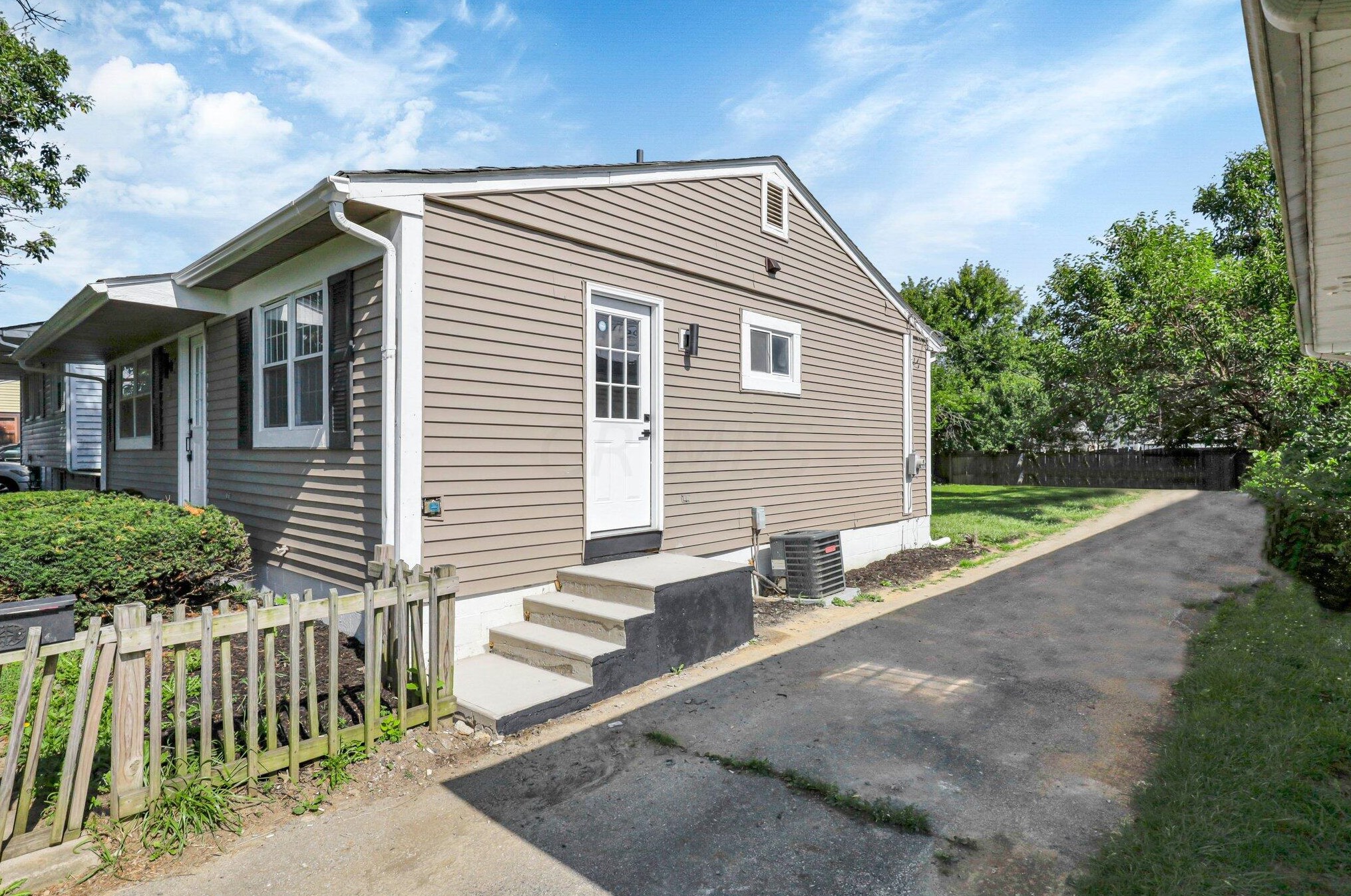 1592 Jonathan Dr, Columbus OH 43207-2735 exterior