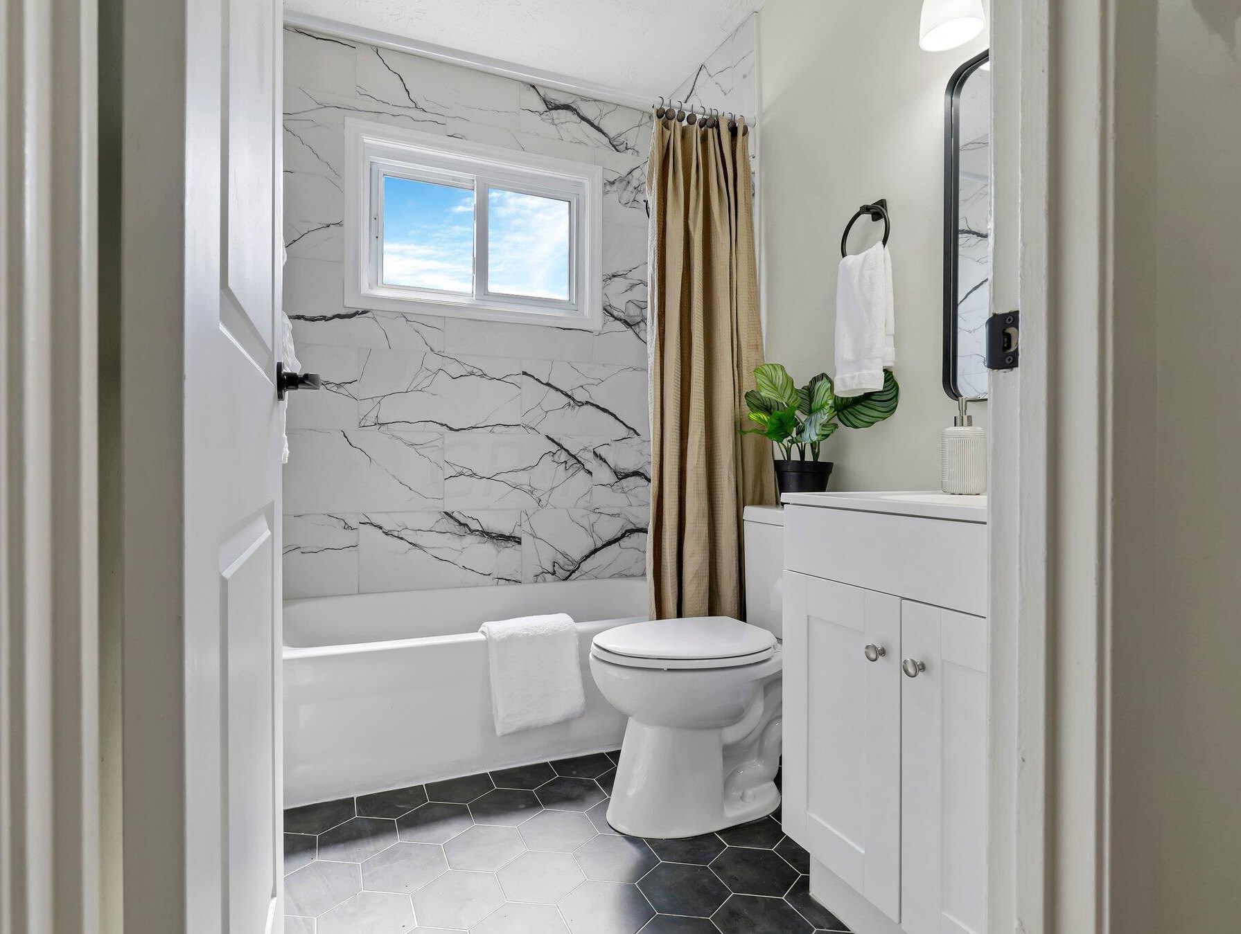 1592 Jonathan Dr, Columbus OH 43207-2735 exterior