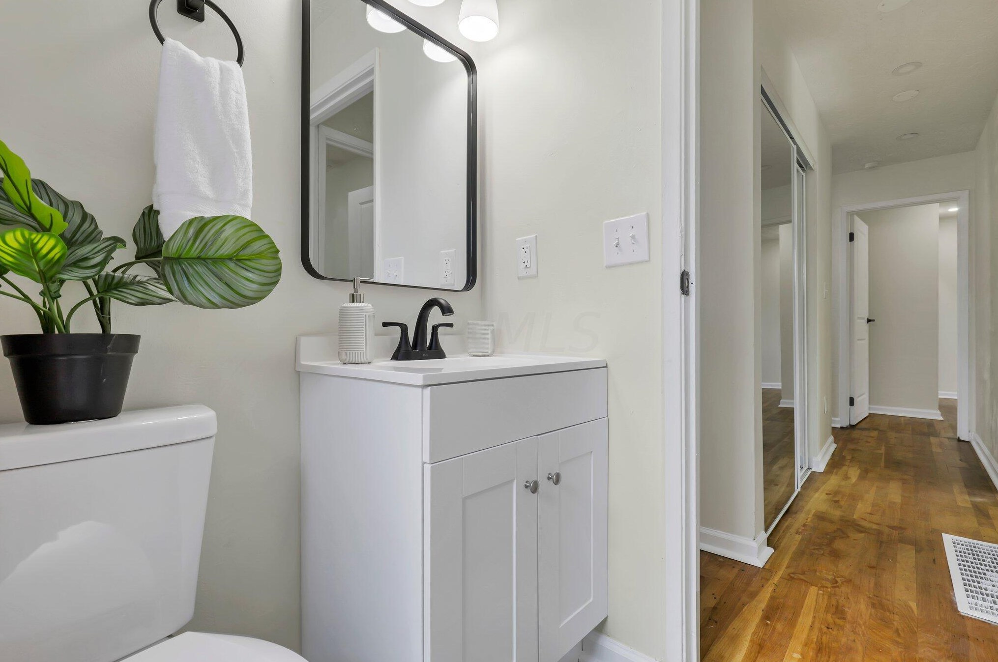 1592 Jonathan Dr, Columbus OH 43207-2735 exterior