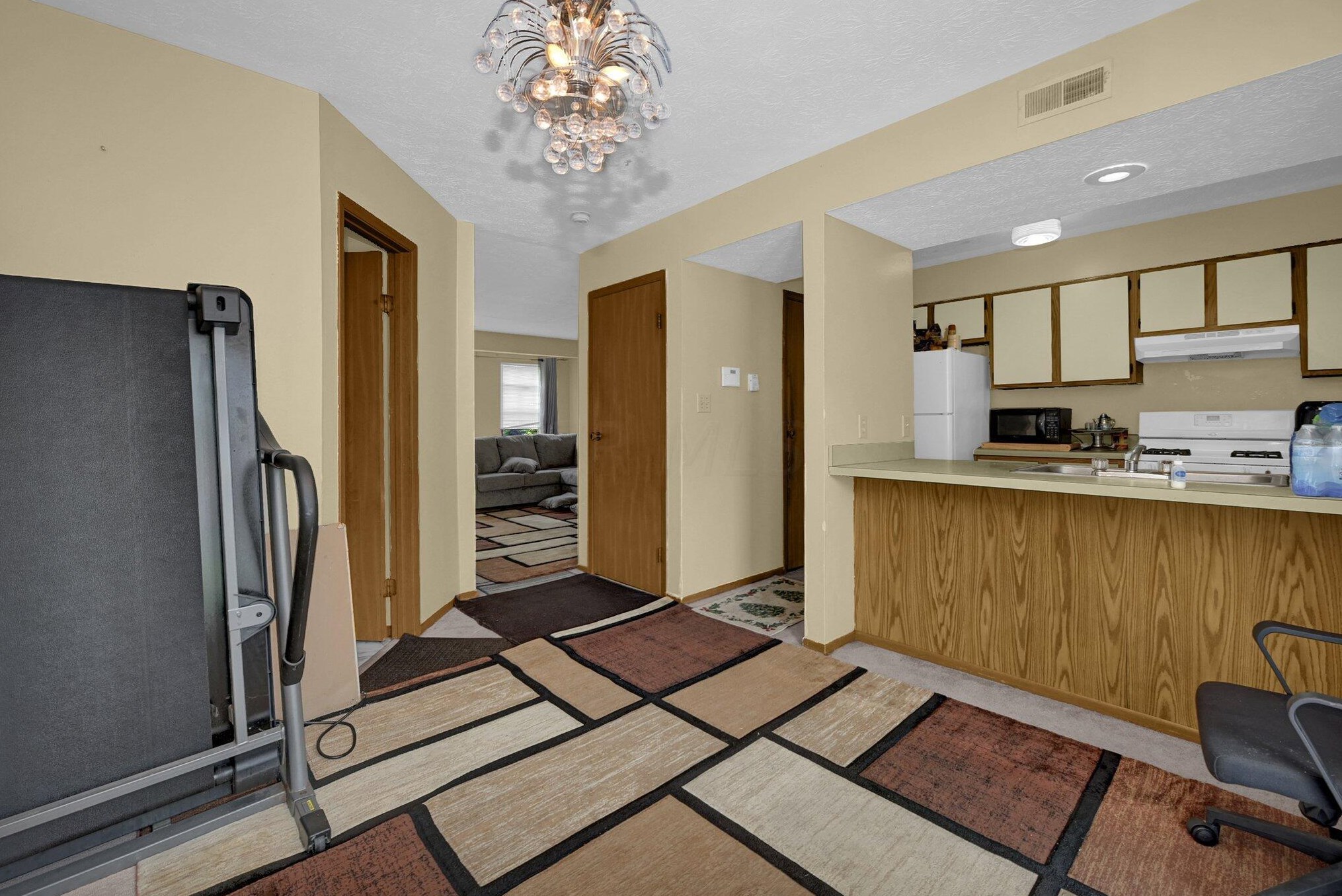 2480 Mason Vlg Ct, Columbus OH 43232-8230 exterior