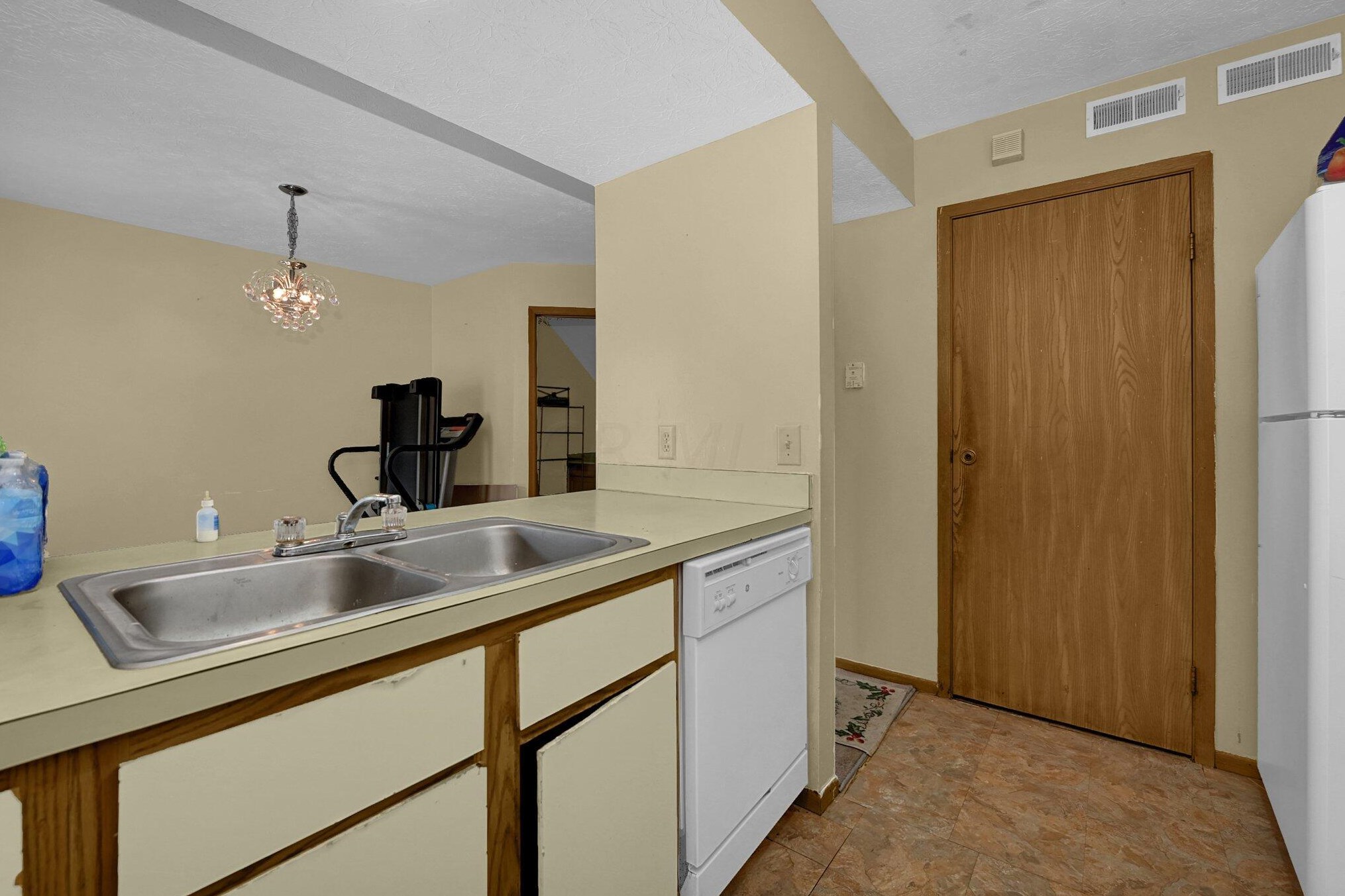 2480 Mason Vlg Ct, Columbus OH 43232-8230 exterior