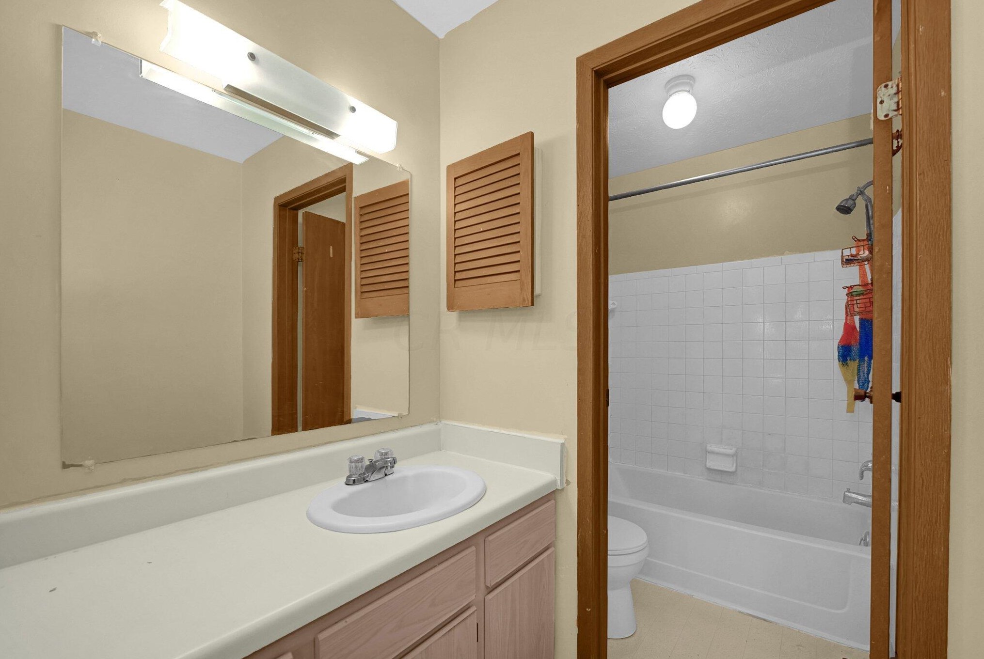 2480 Mason Vlg Ct, Columbus OH 43232-8230 exterior