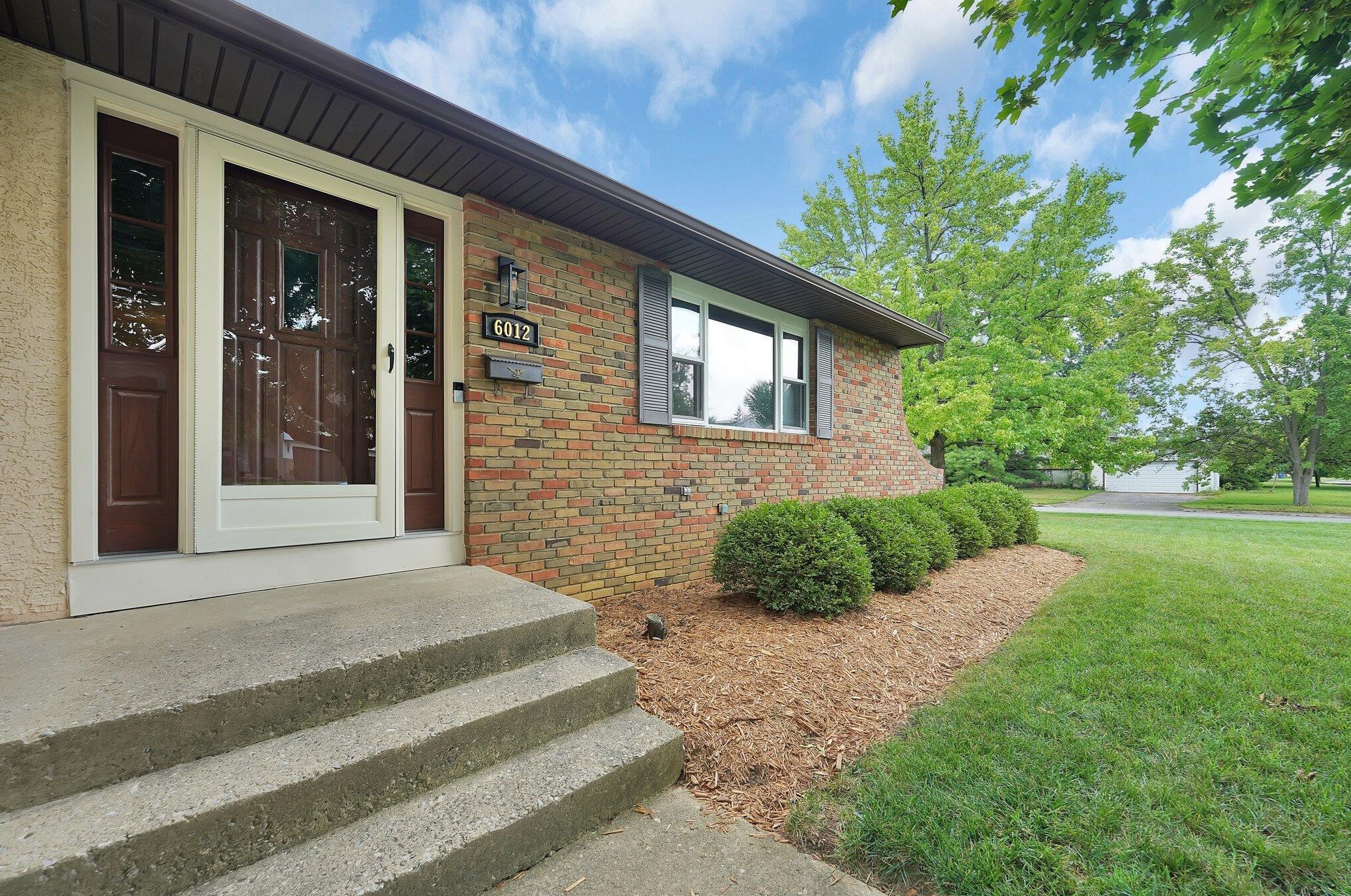 6012 Darby Ln, Columbus, OH 43229-2627