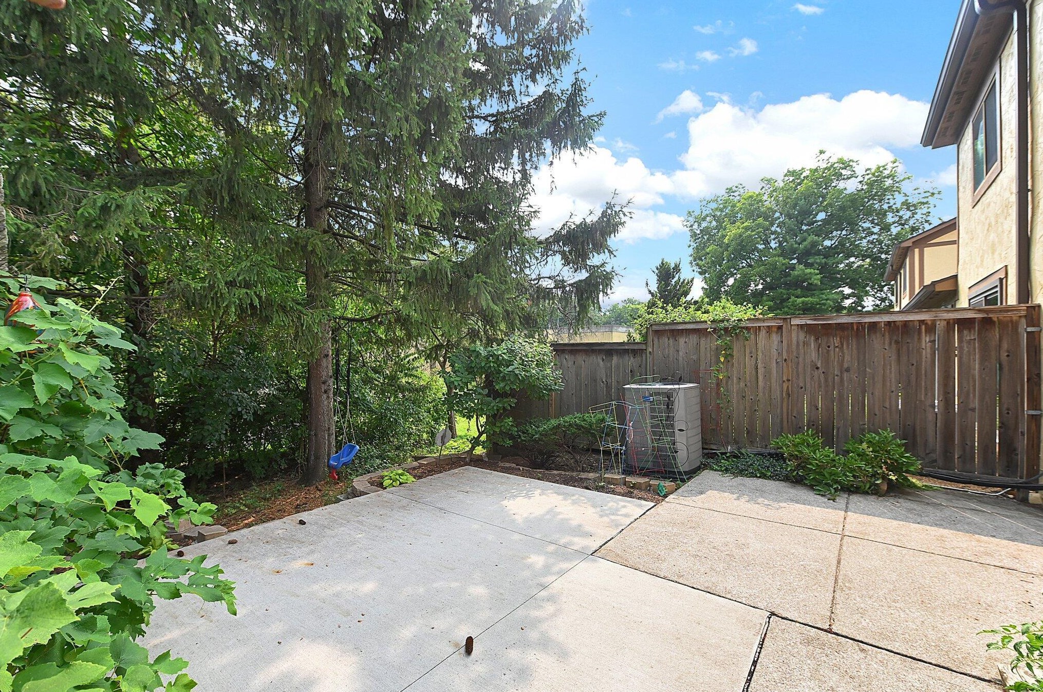 3301 Mansion Way, Columbus OH 43221-1580 exterior