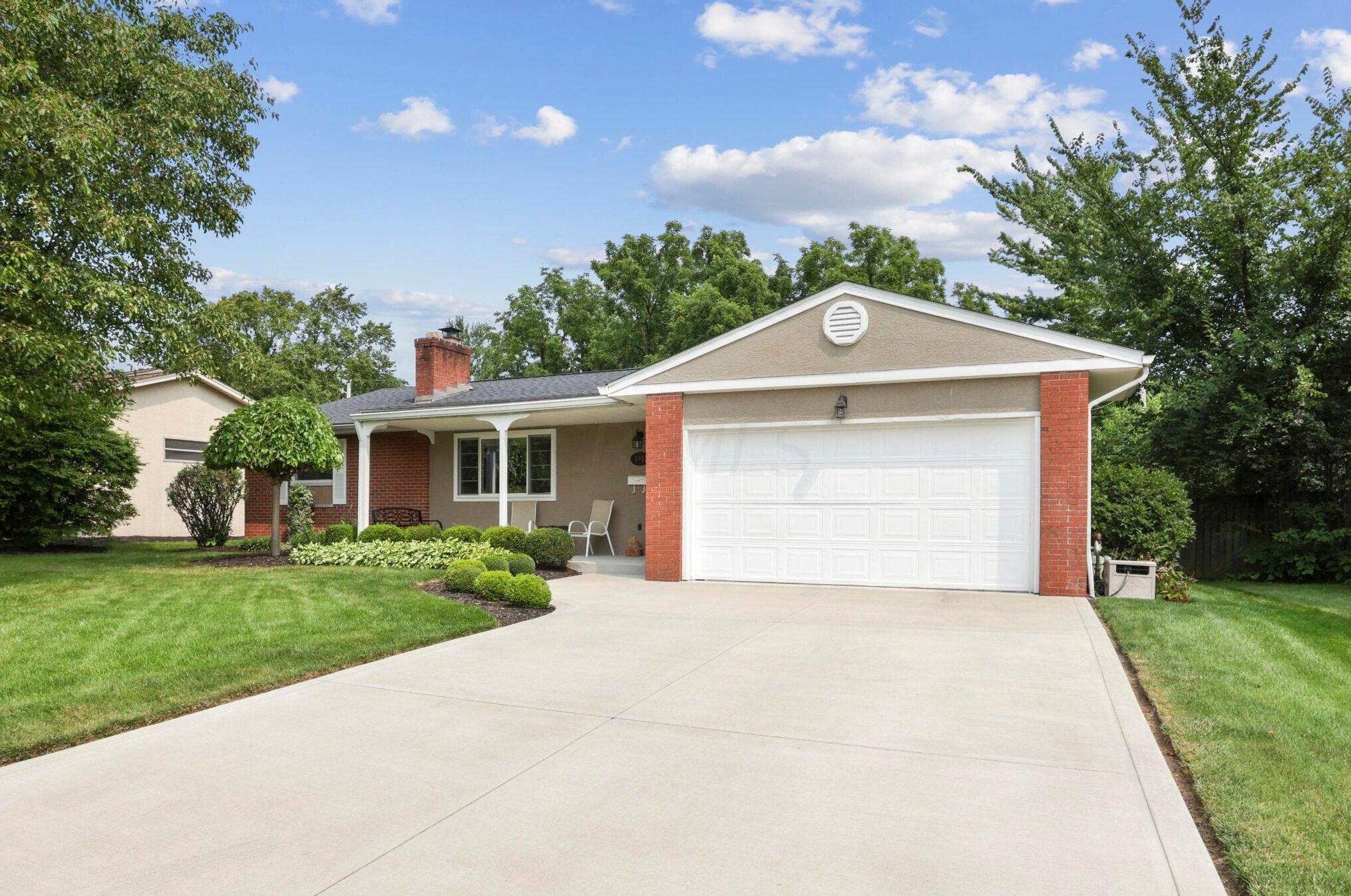 898 Farnham Rd, Columbus, OH 43220-5019