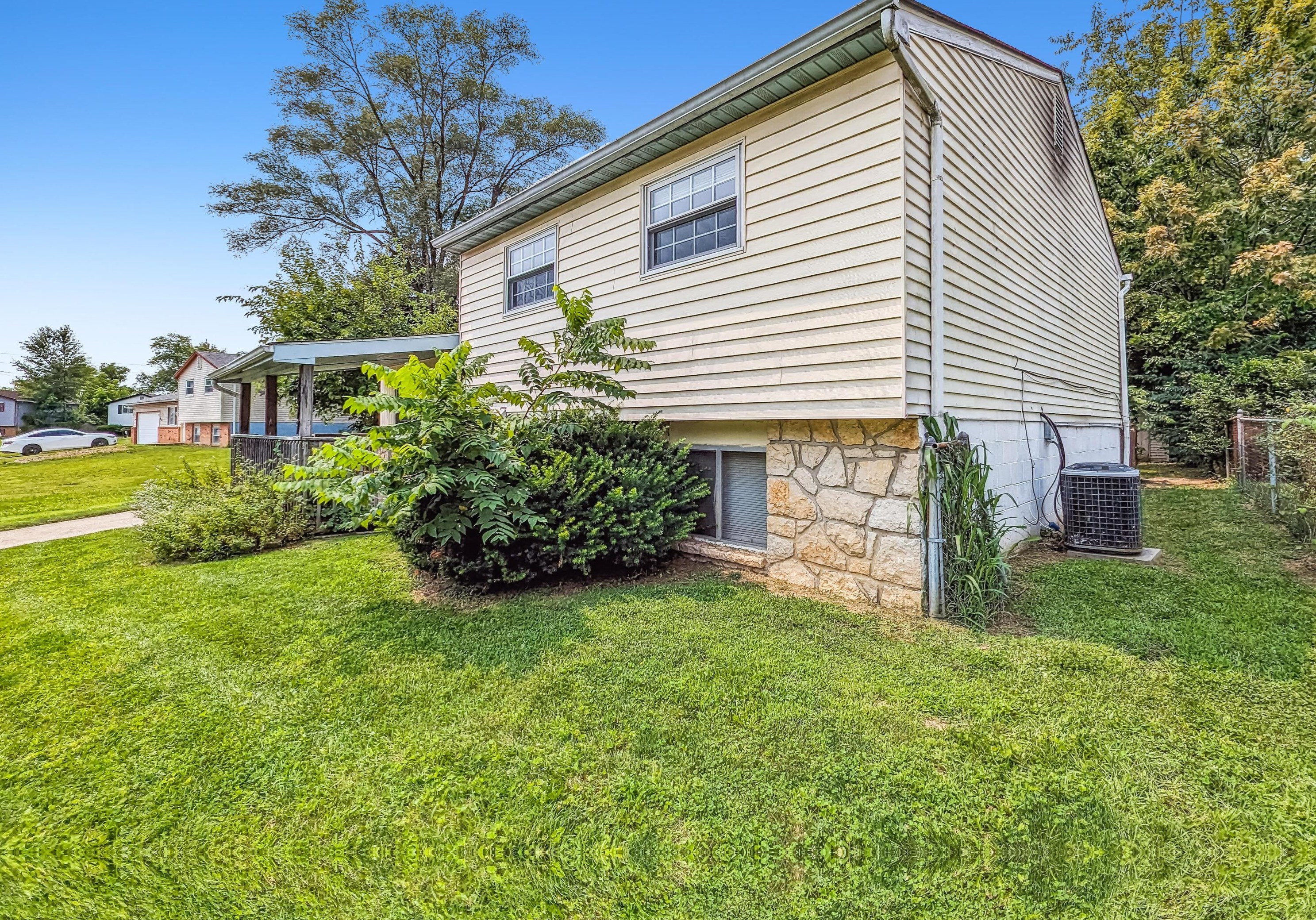 2877 Falcon Bridge Dr, Columbus, OH 43232-5433