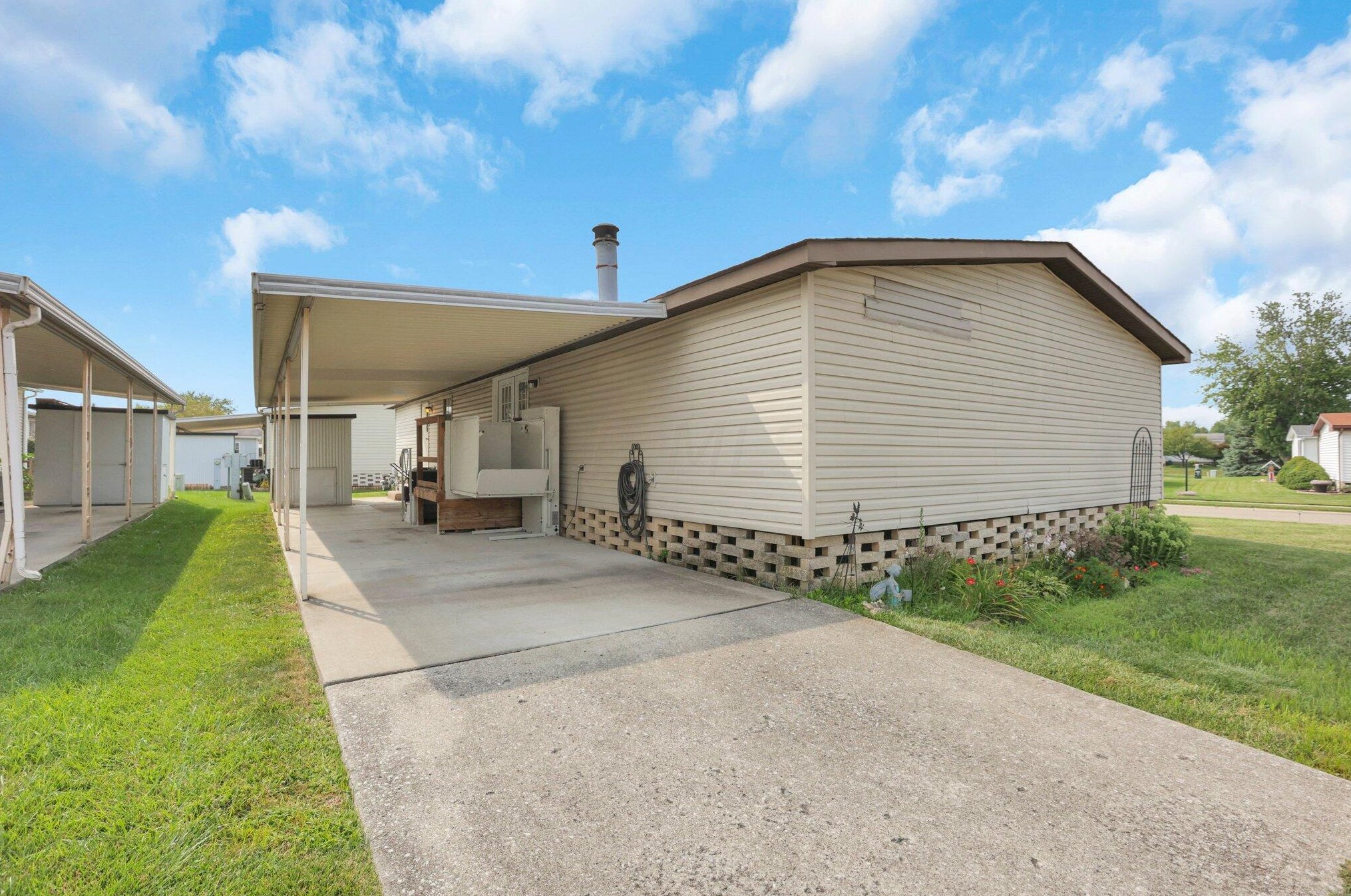 801 Scarlett Ln, Columbus OH 43207-8735 exterior