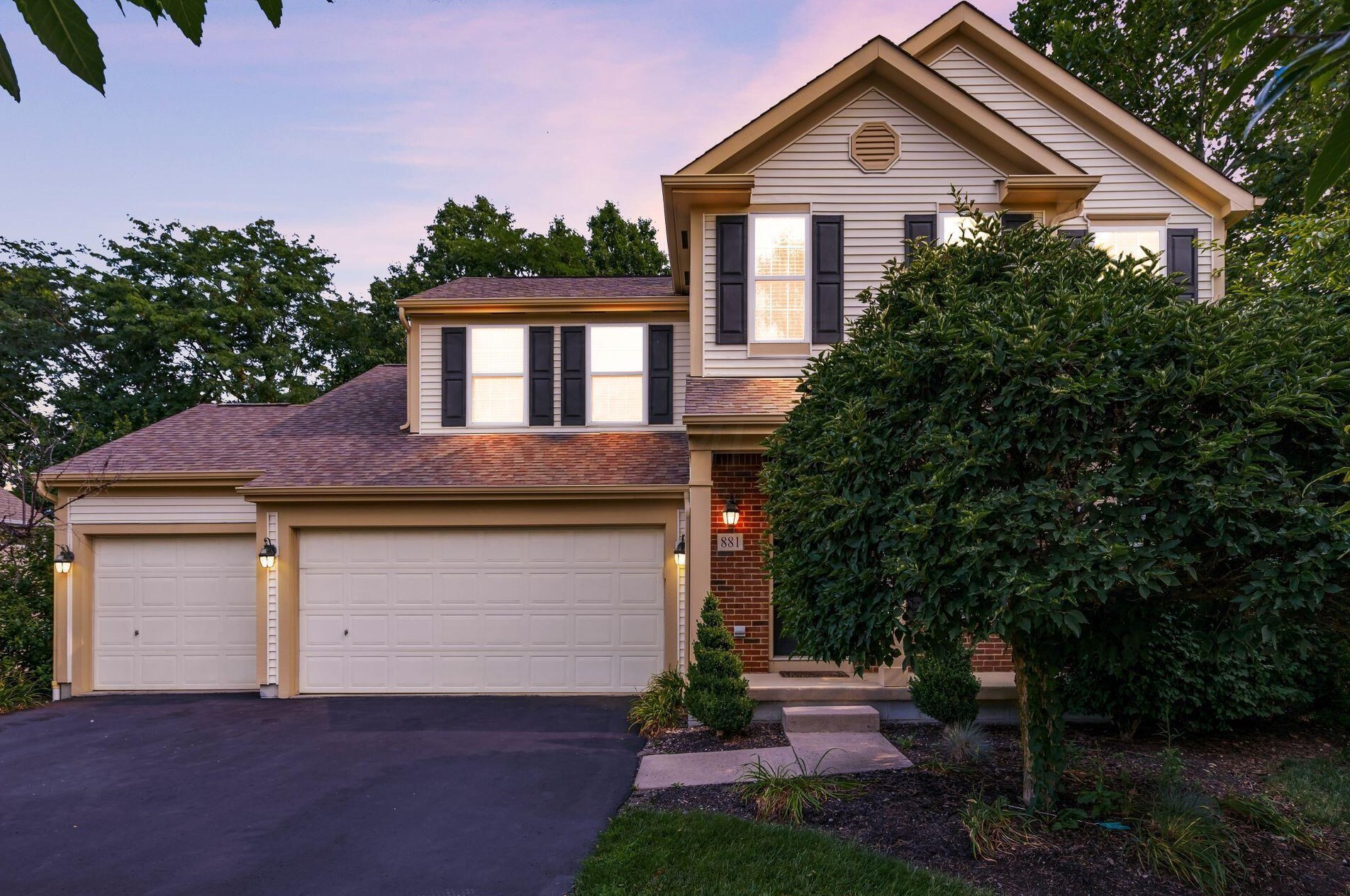 881 Sapphire Flame Dr, Delaware, OH 43015