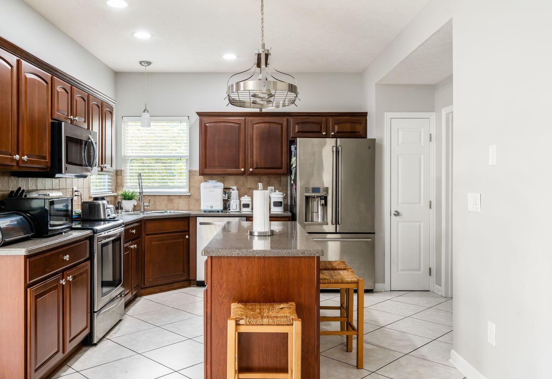 881 Sapphire Flame Dr, Delaware OH  43015-5094 exterior