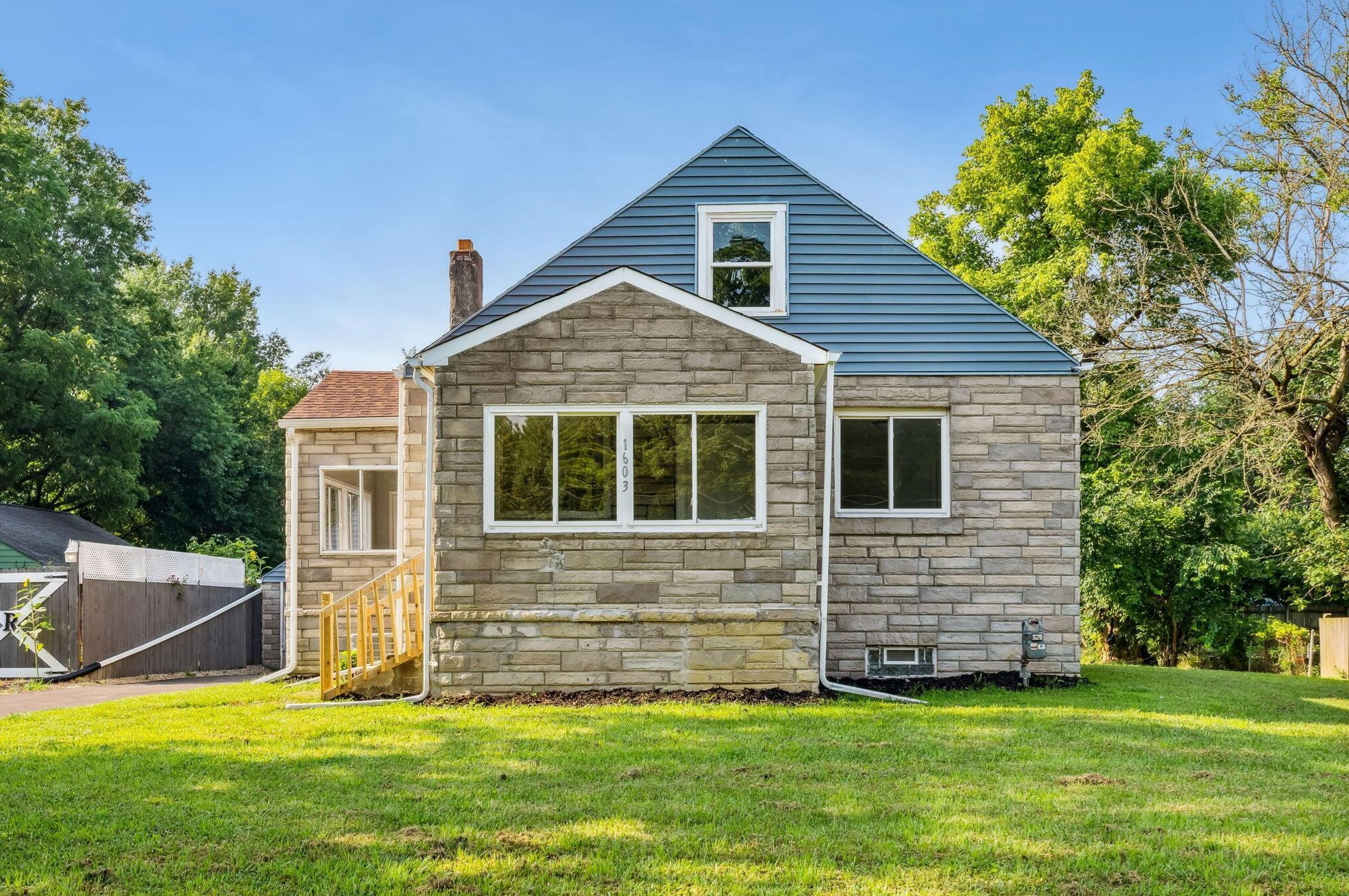 1603 Dewberry Rd, Columbus, OH 43207-2725
