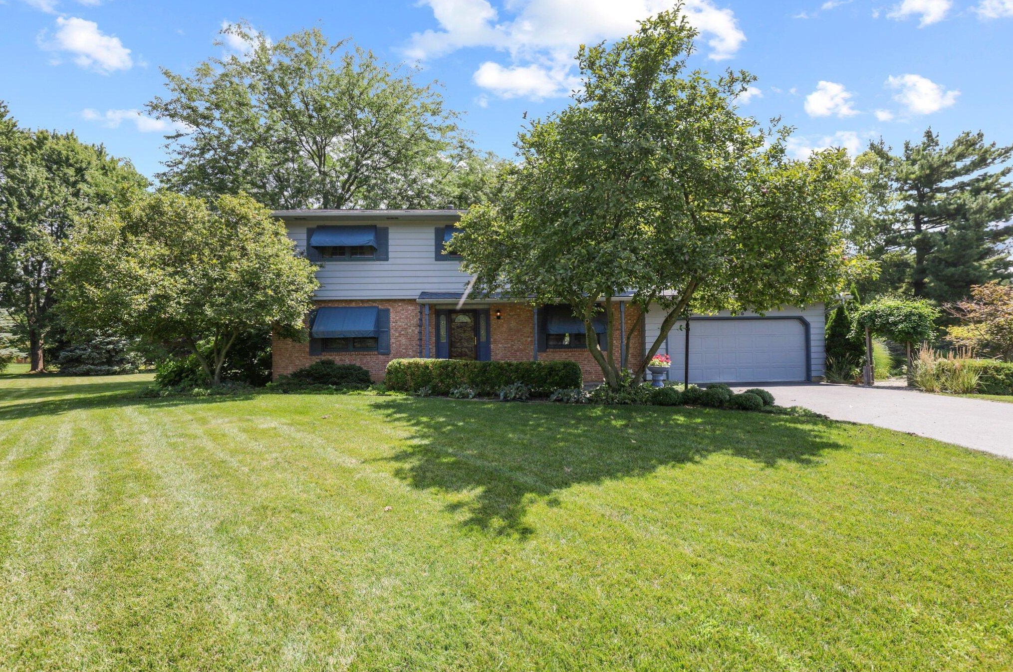 876 Cummington Rd, Columbus, OH 43213-3342
