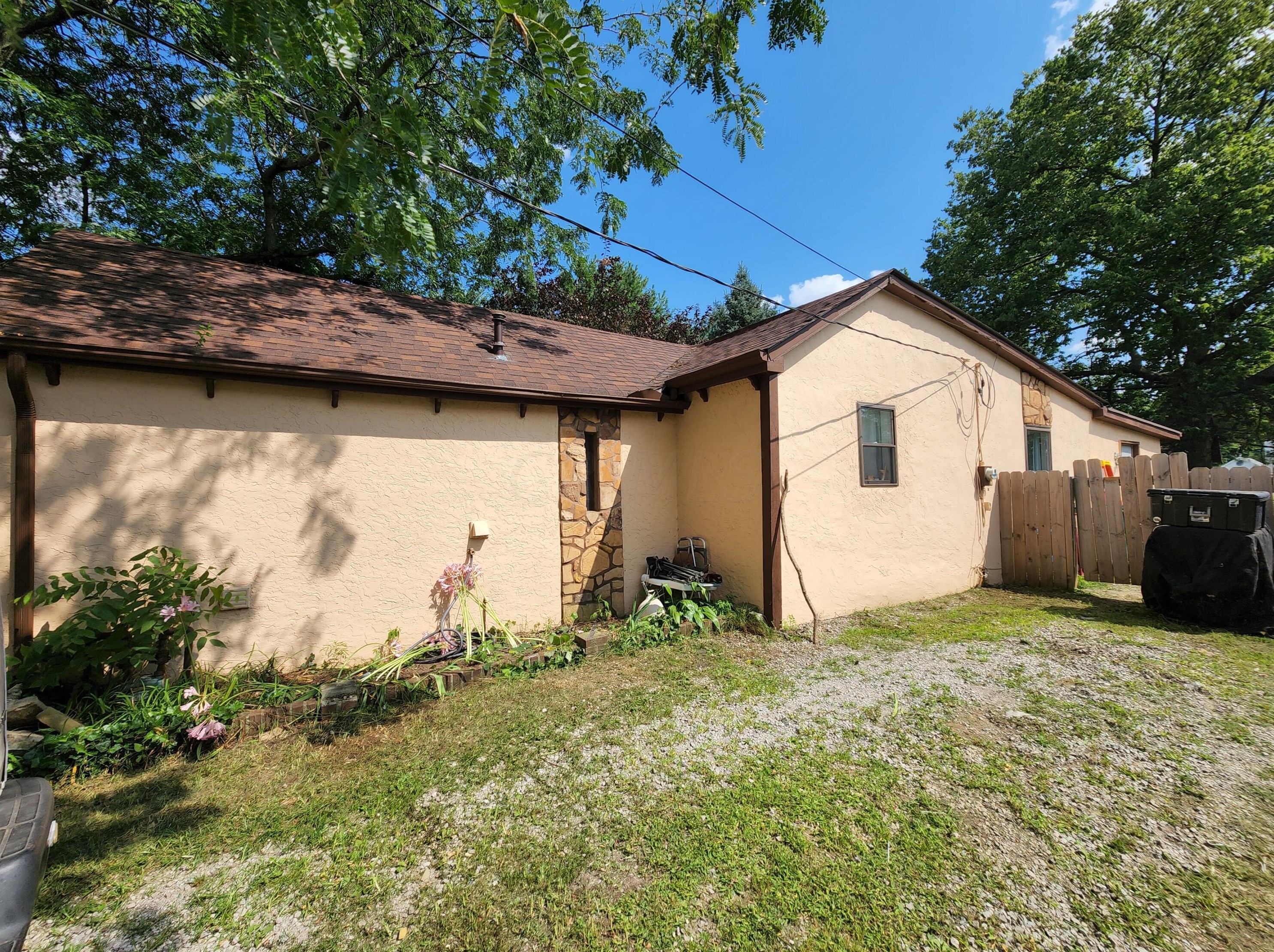 1835 Hillcrest Ave, Columbus, OH 43207-4434